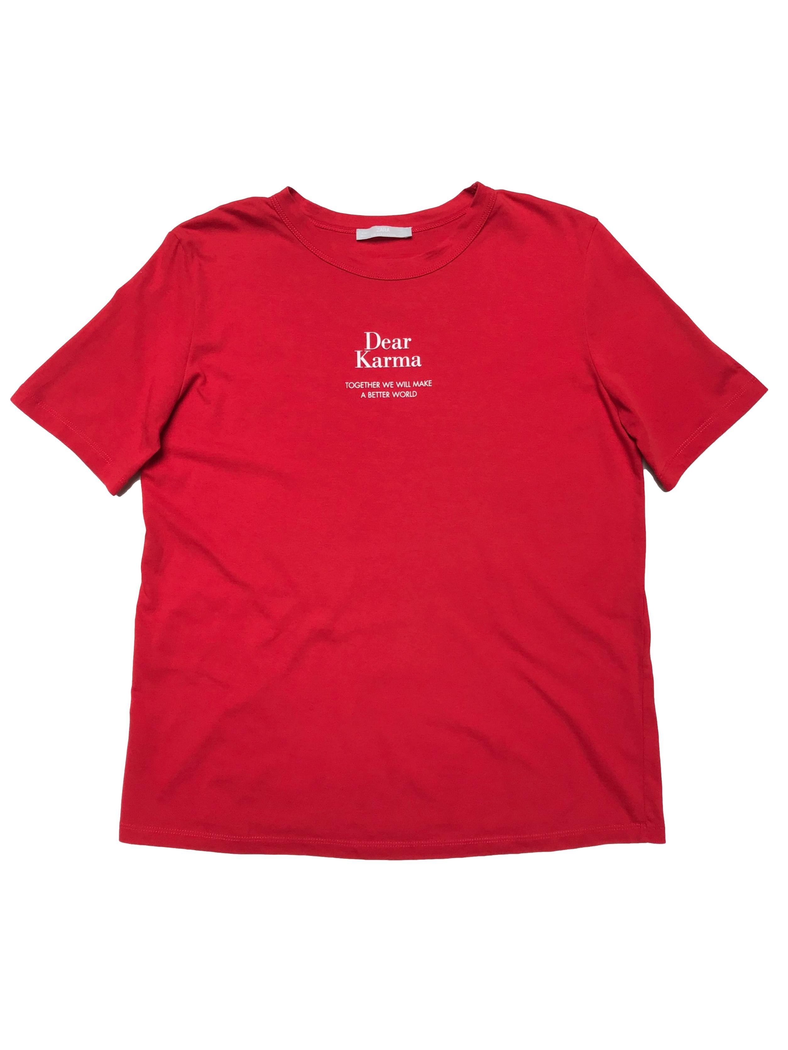 Camiseta oversize Zara roja 100% algodón con estampado "Dear karma". Busto 100cm Largo 59cm