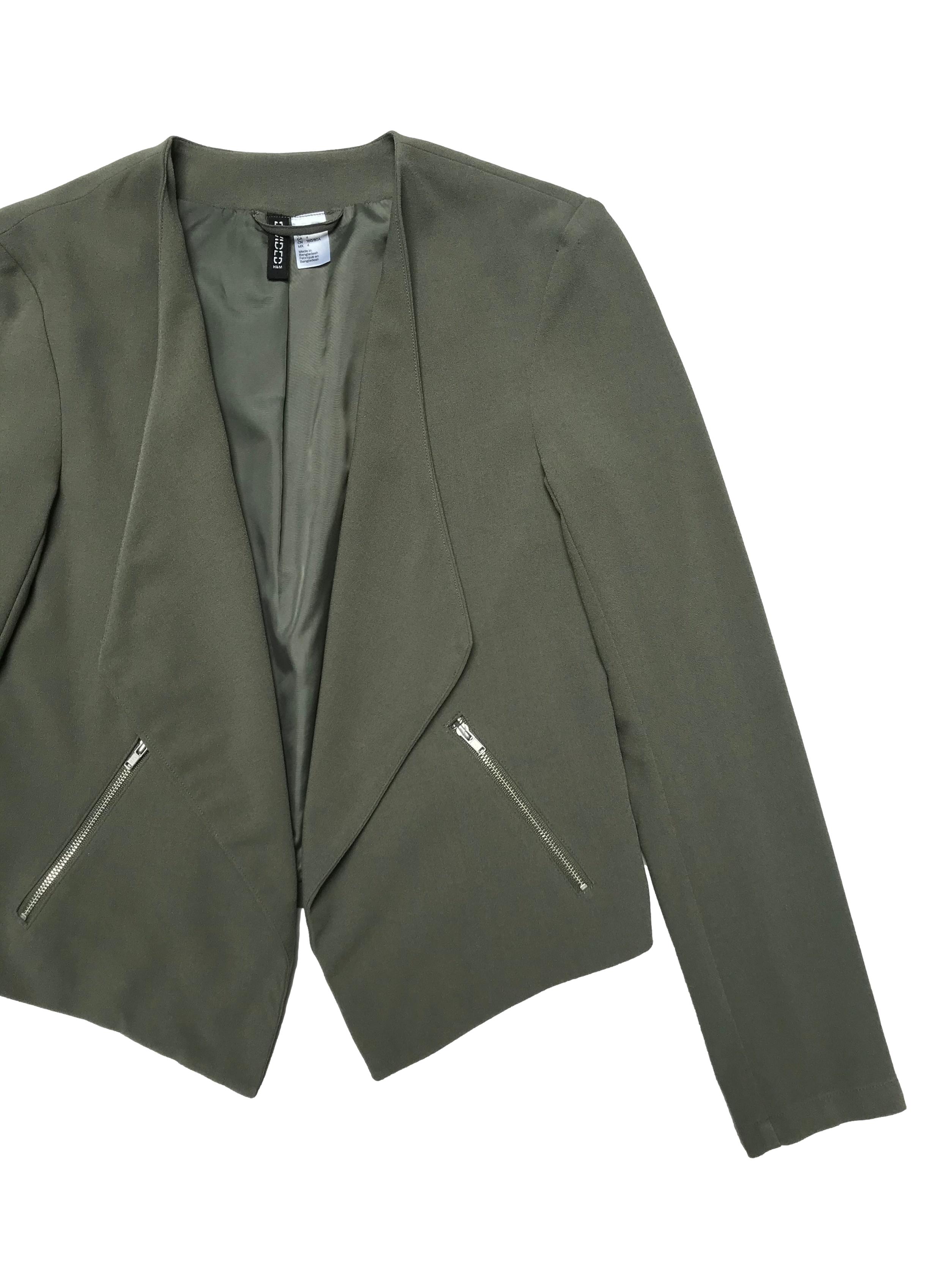 Blazer H&M verde, forrado, con basta asimétrica y bolsillos laterales. Busto 90cm Largo 43 - 57cm