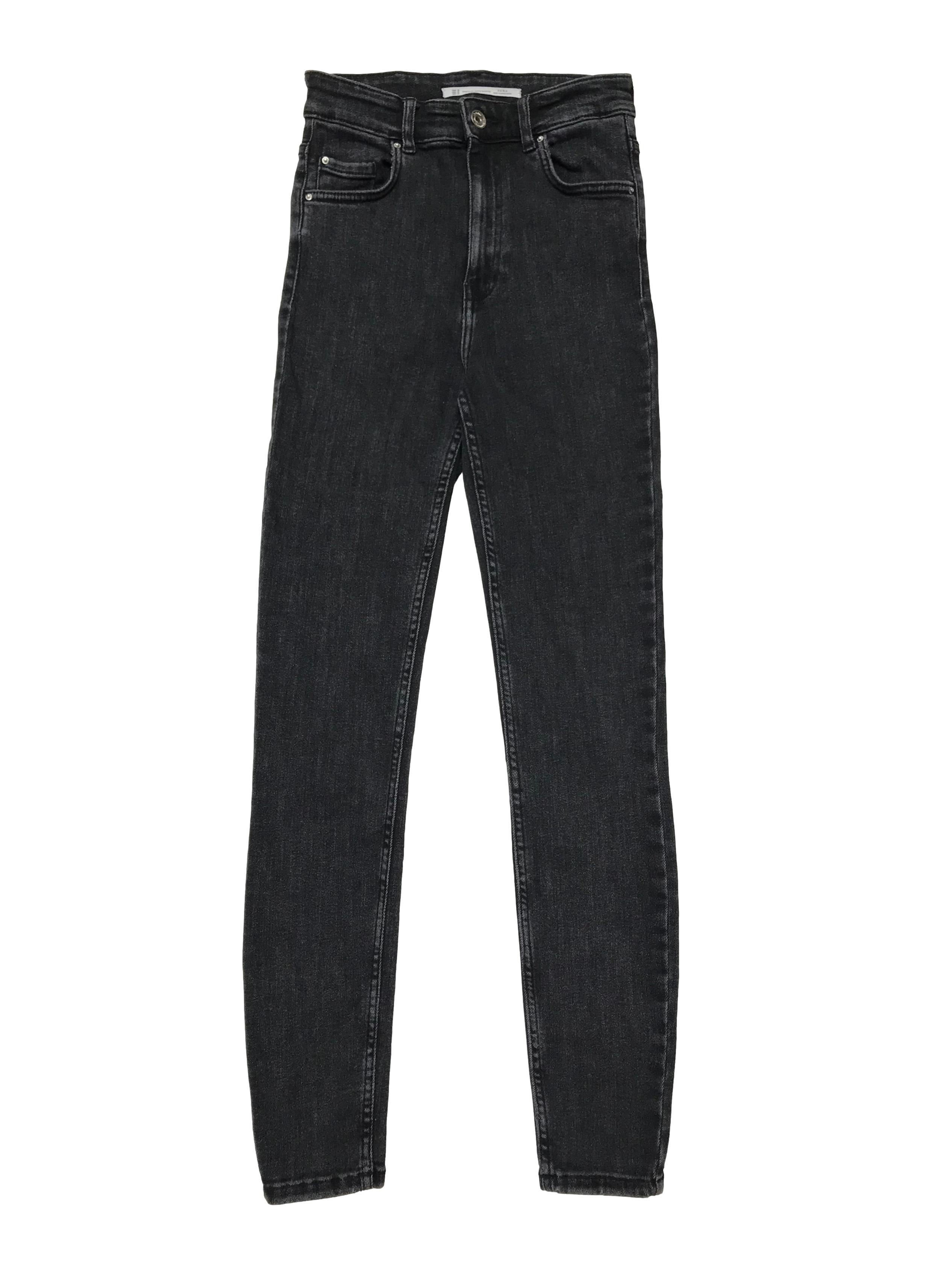 Skinny jean Zara cintura alta, negro efecto lavado. Cintura 60cm sin estirar Largo 98cm