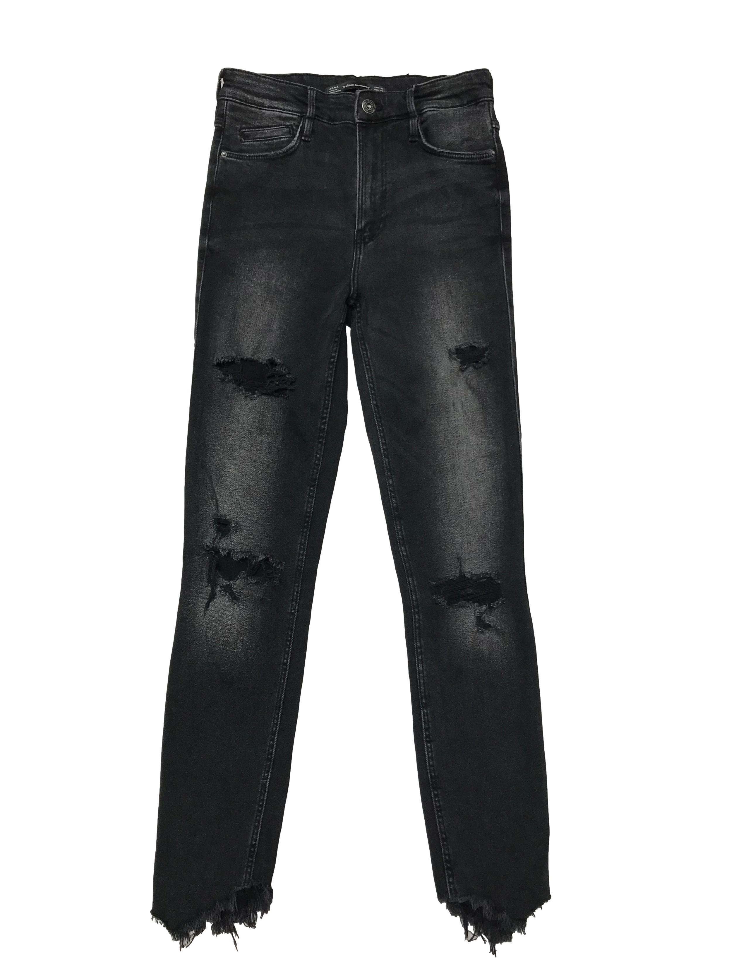 Skinny jean Zara a la cintura, negro efecto lavado con rasgado en las piernas y desflecado en basta. Cintura 62cm sin estirar Largo 95cm