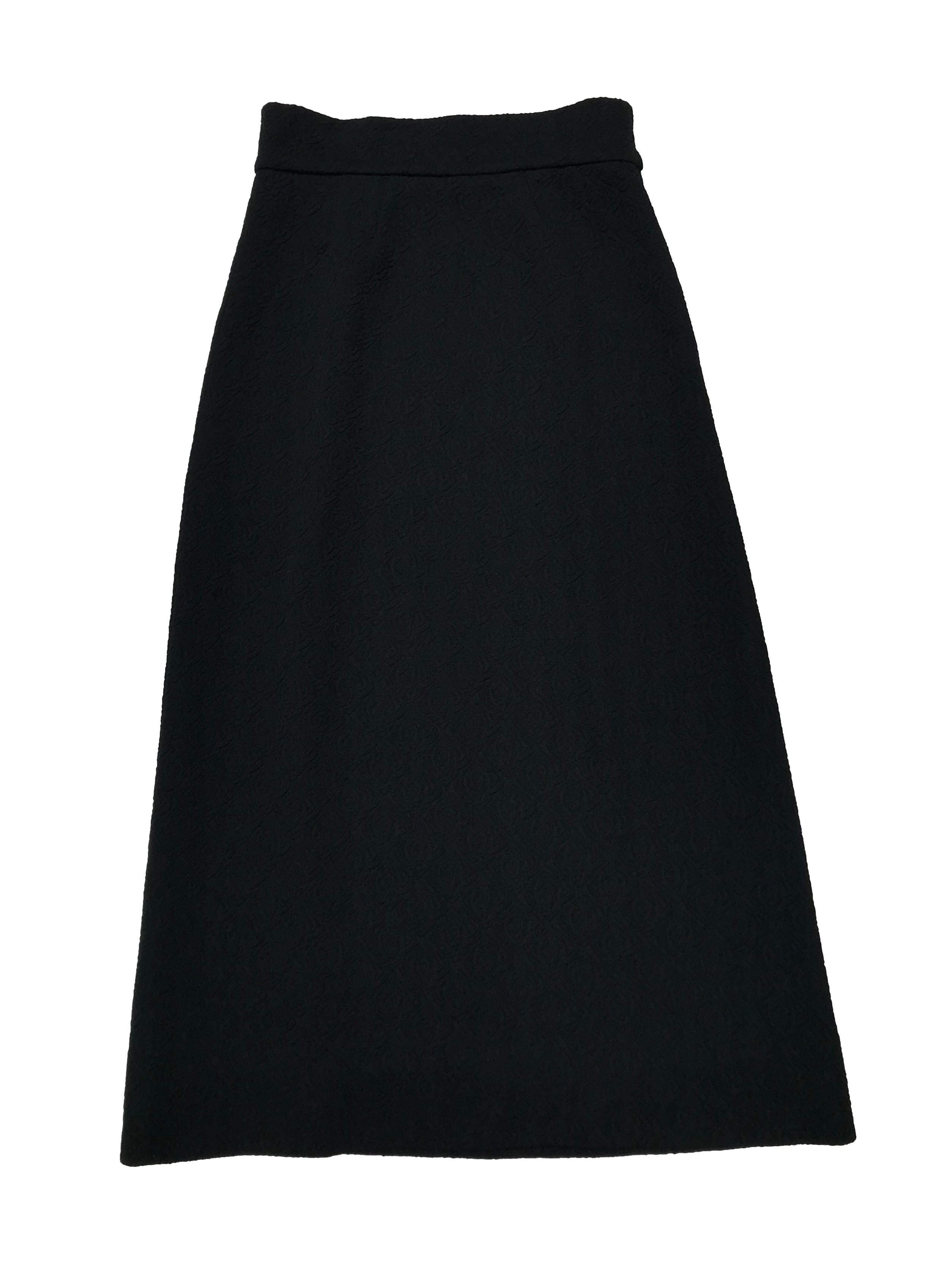 Falda larga vintage negra de tela estructurada con textura de rosas, tiene cierre lateral. Cintura 74cm Largo 95cm