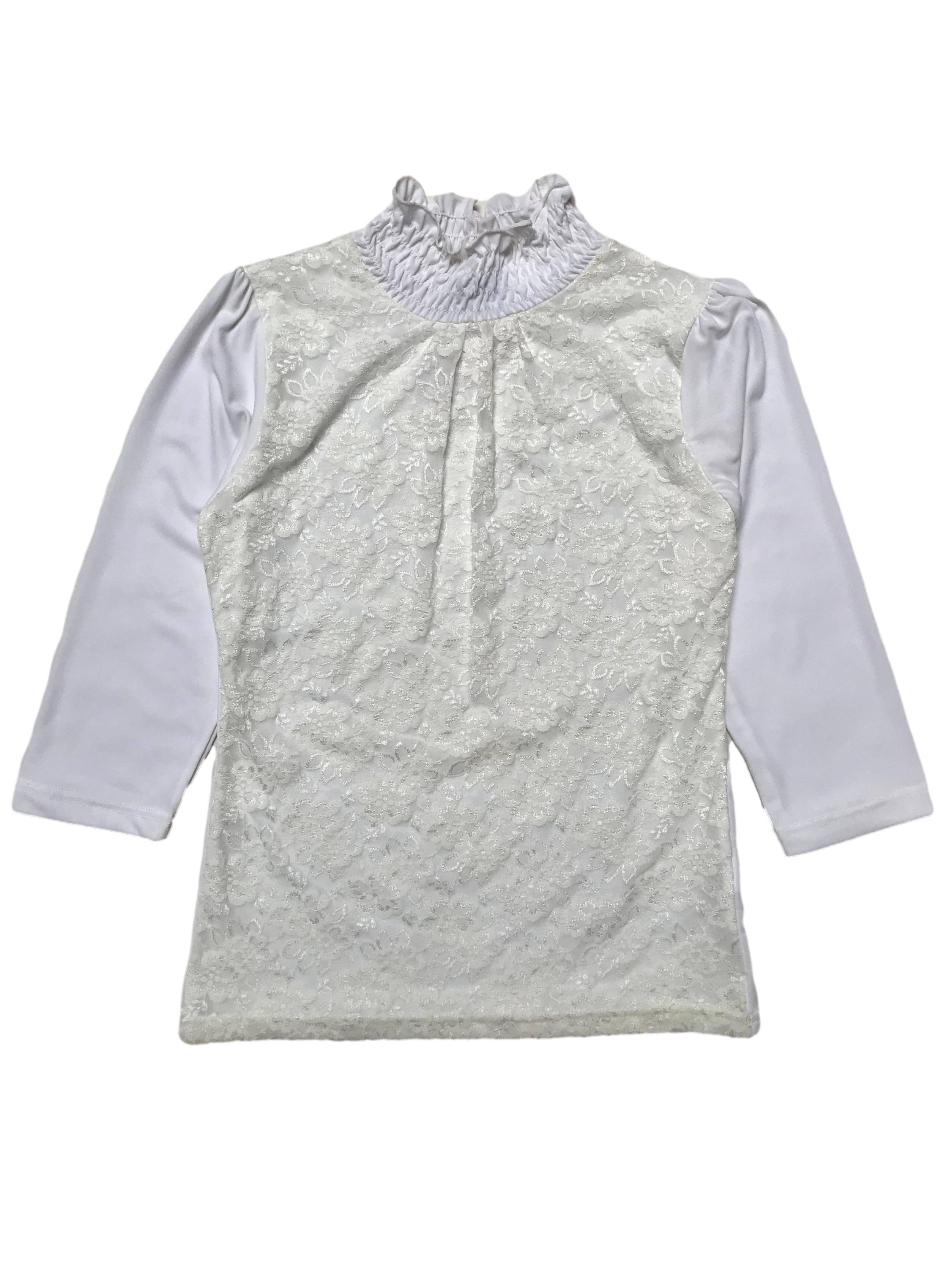 Blusa de lycra crema con delantero de encaje forrado, cuello alto y manga 3/4. Largo 55cm