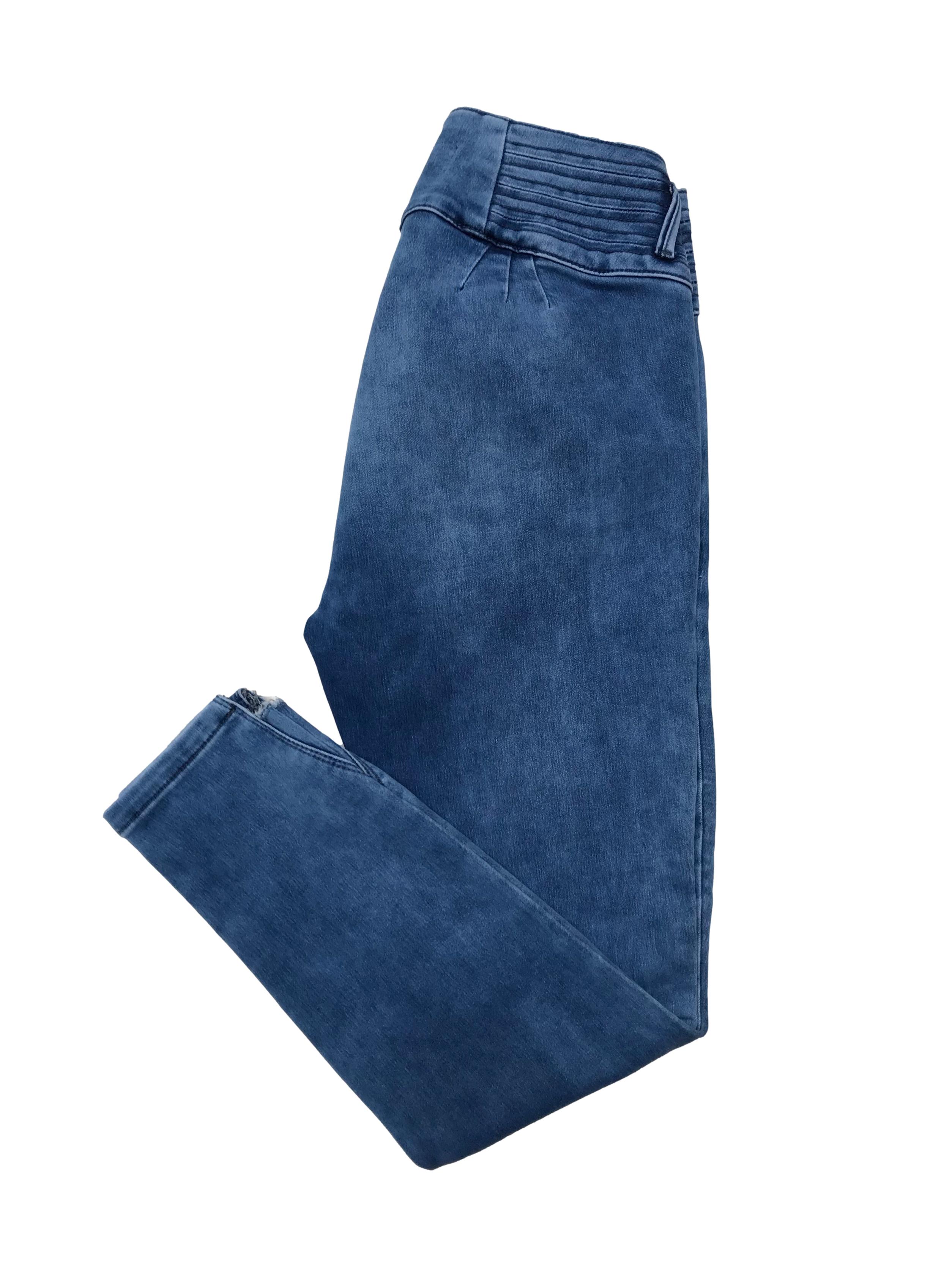 Pantalón jean pitillo stretch, pretina ancha, bolsillos laterales y detalle crop en la basta. Cintura 70cm sin estirar Largo 87cm. En etiqueta es 30