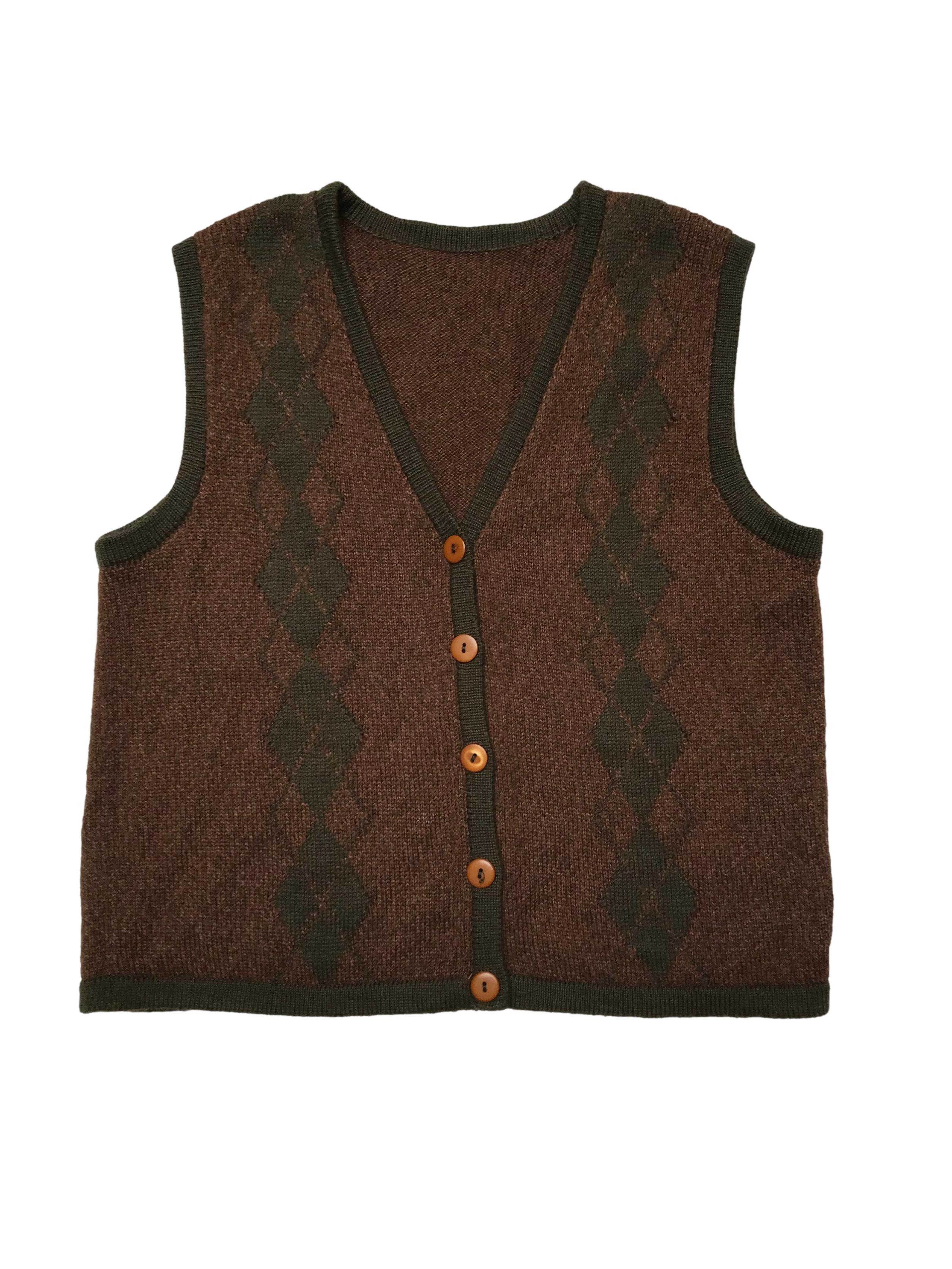 Chaleco vintage tejido marrón jaspeado con rombos y ribetes verdes, cierre con botones. Ancho 104cm Largo 55cm 