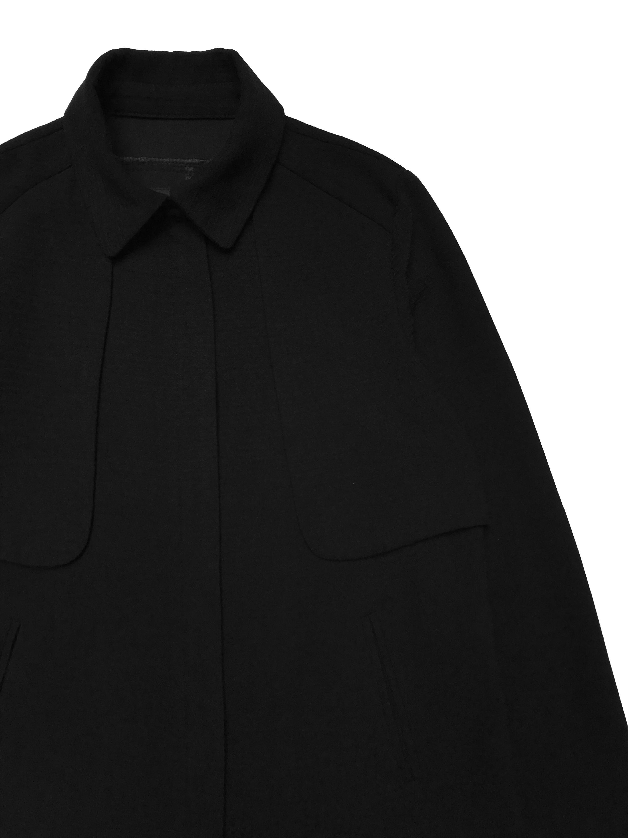 Casaca Malabar negra con textura, tiene cierre delantero, aplicaciones estilo capa en hombros y bolsillos laterales. Busto 96cm Largo 52cm 