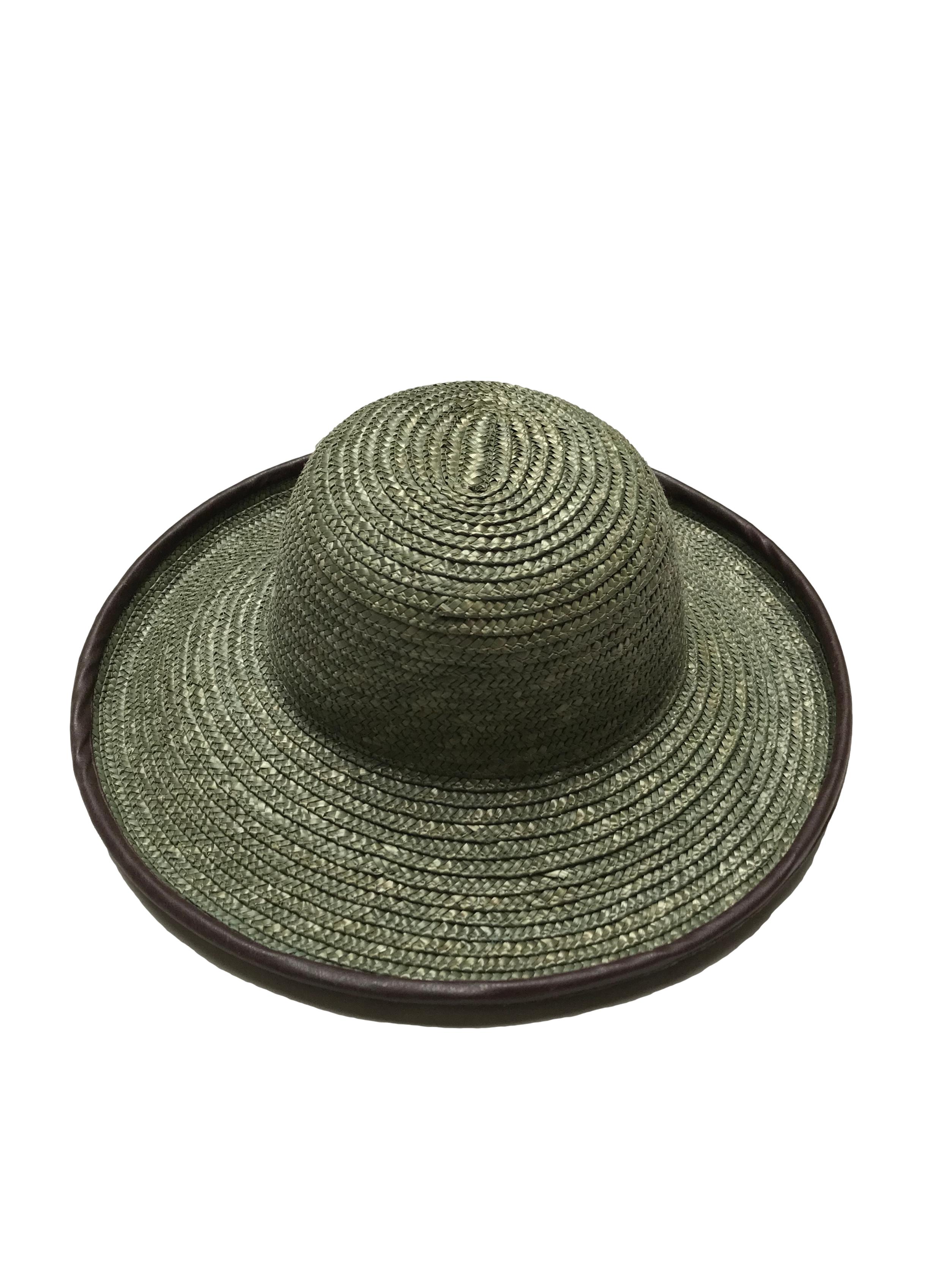 Sombrero de paja verde con ribete de cuerina marrón. Diámetro total 37cm Circunferencia cabeza 55cm
