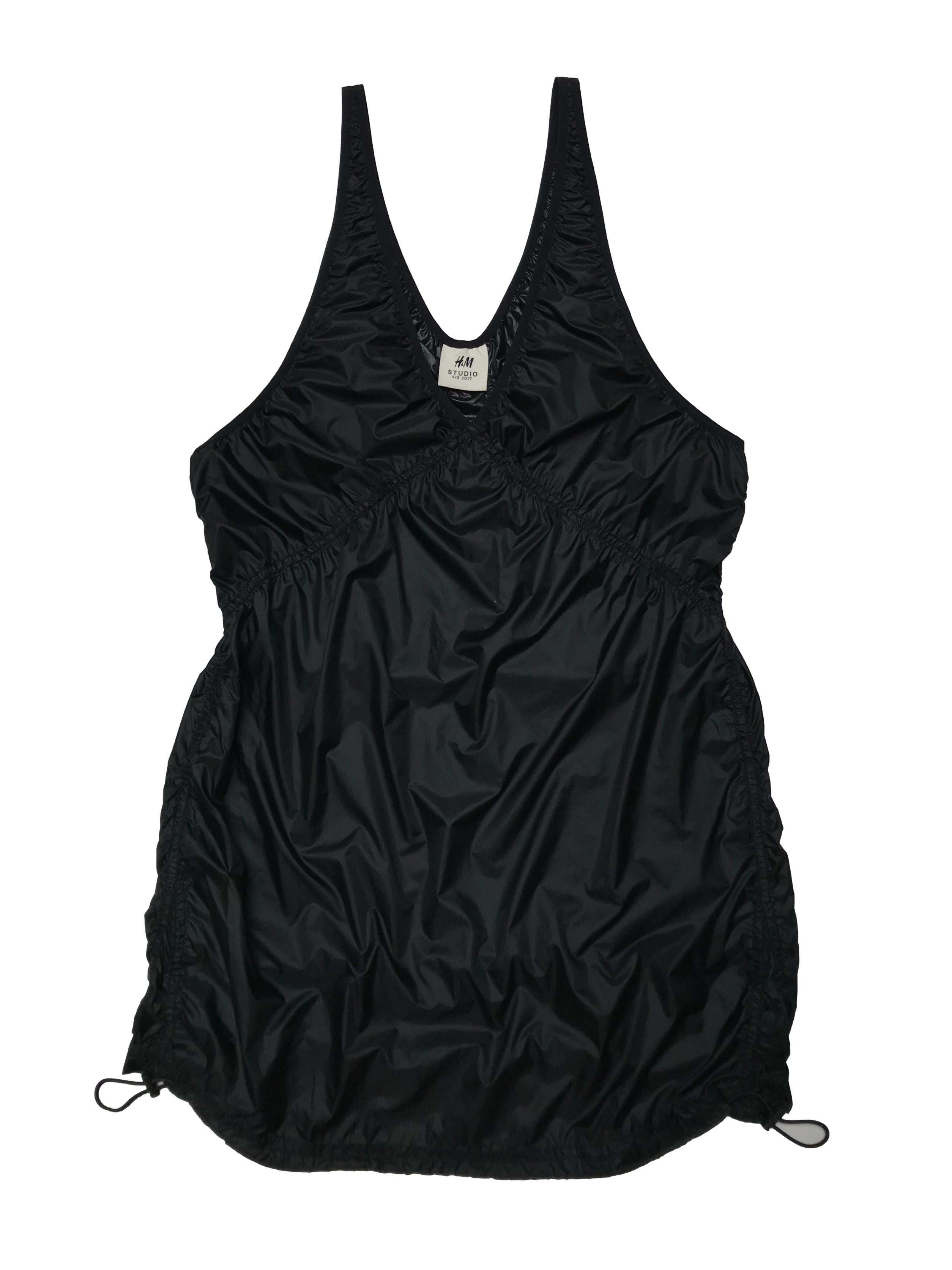 Vestido H&M Studio, tela negra delgada tipo impermeable, basta con reguladores. Busto 98cm Largo 85cm