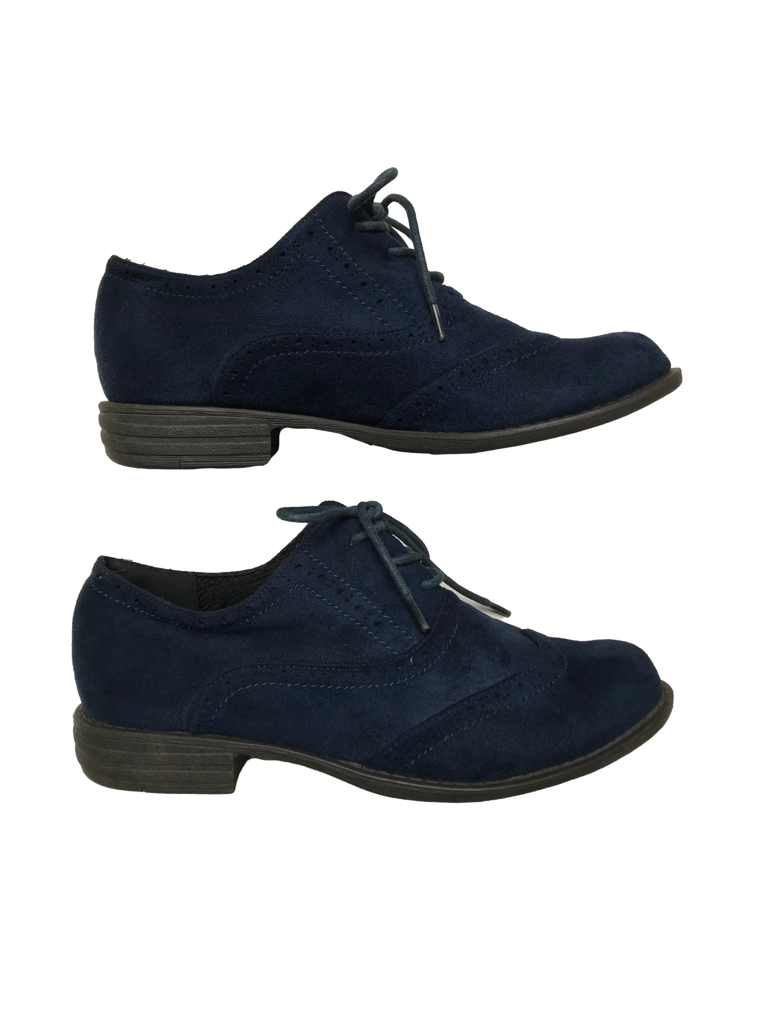escena Alternativa Alfombra de pies Zapatos Bata estilo Oxford de textil tipo piel de durazno y pasadores.  Estado 9/10. | Las Traperas