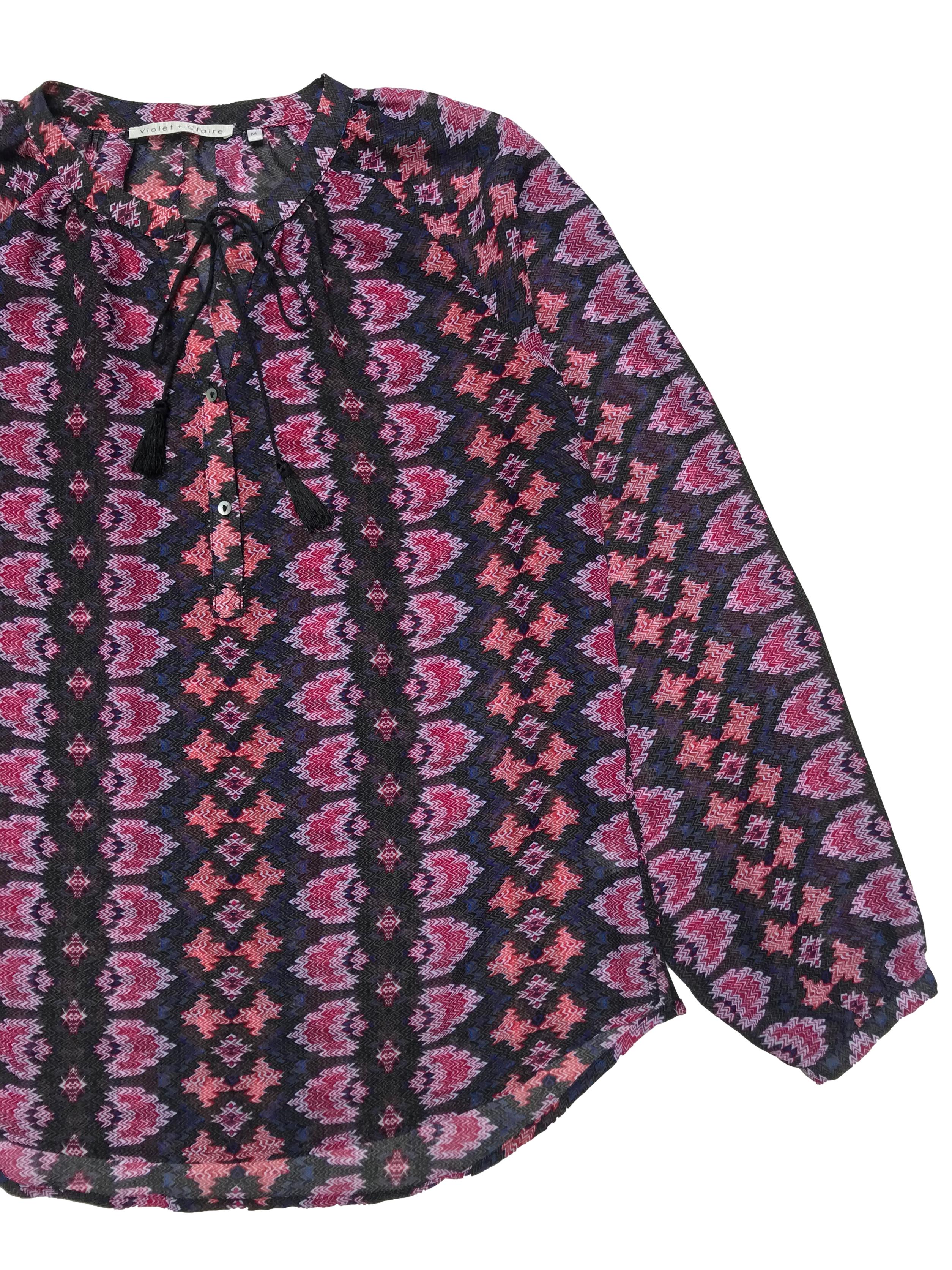 Blusa Violet + Claire de gasa, botones en el pecho, pasador con borla en el cuello, manga larga con botón en el puño. Busto 100cm Largo 62cm. Precio original S/ 149