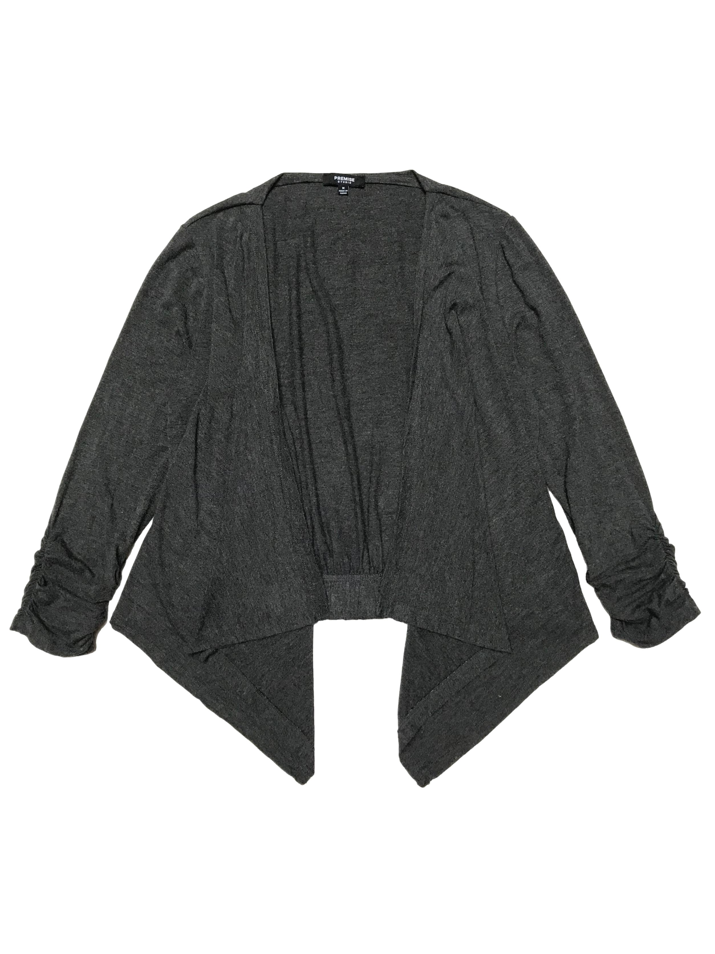 Cardigan Premise de tela tipo algodón stretch gris, drapeado en los puños y basta simétrica adelante. Largo 45 - 65cm