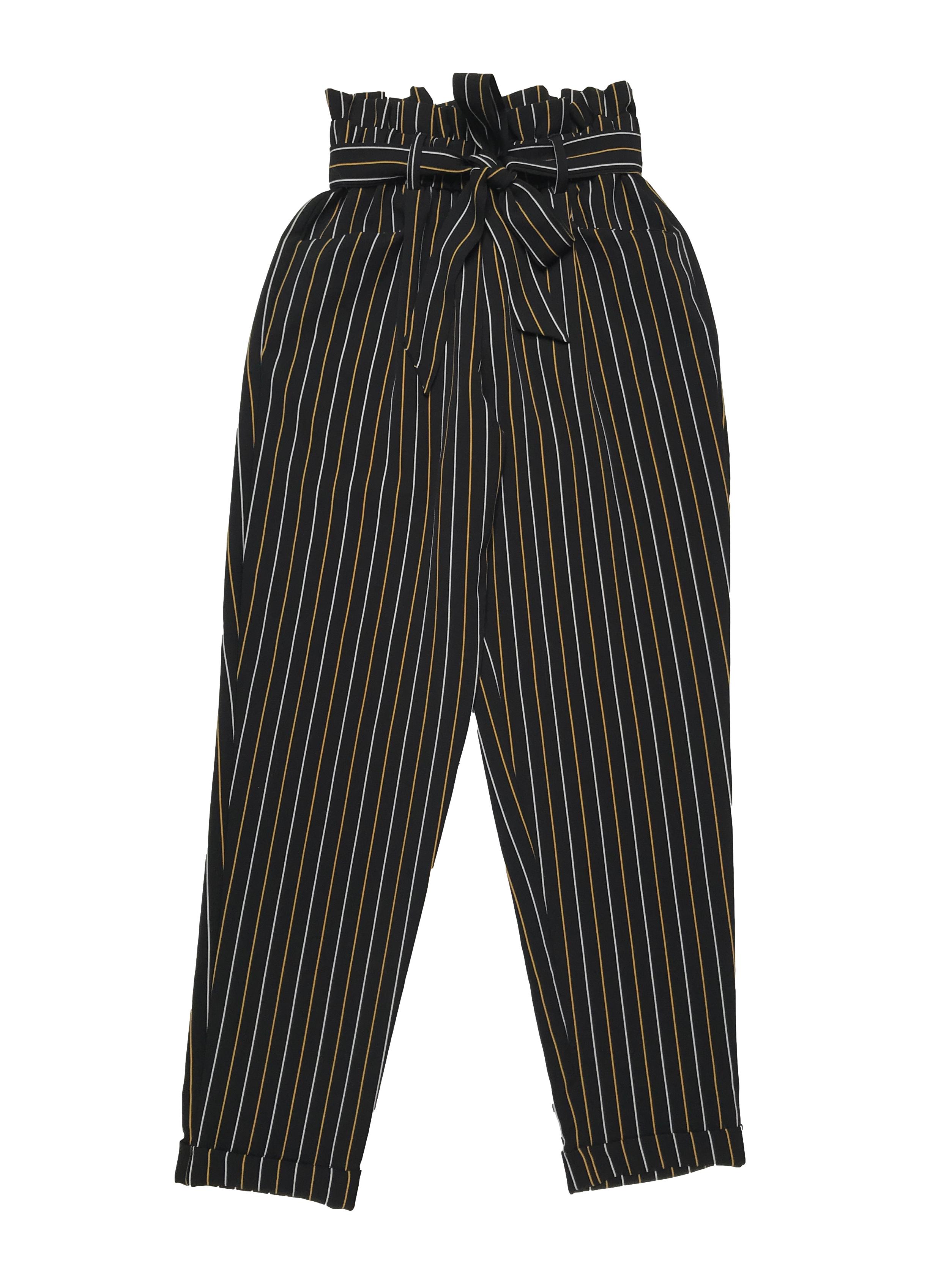 Pantalón paper bag Moda&cia negro con líneas blancas y amarillas, pretina elástica con cinto para amarrar, bolsillos laterales y dobladillo en la basta. Cintura 60cm sin estirar Largo 95cm