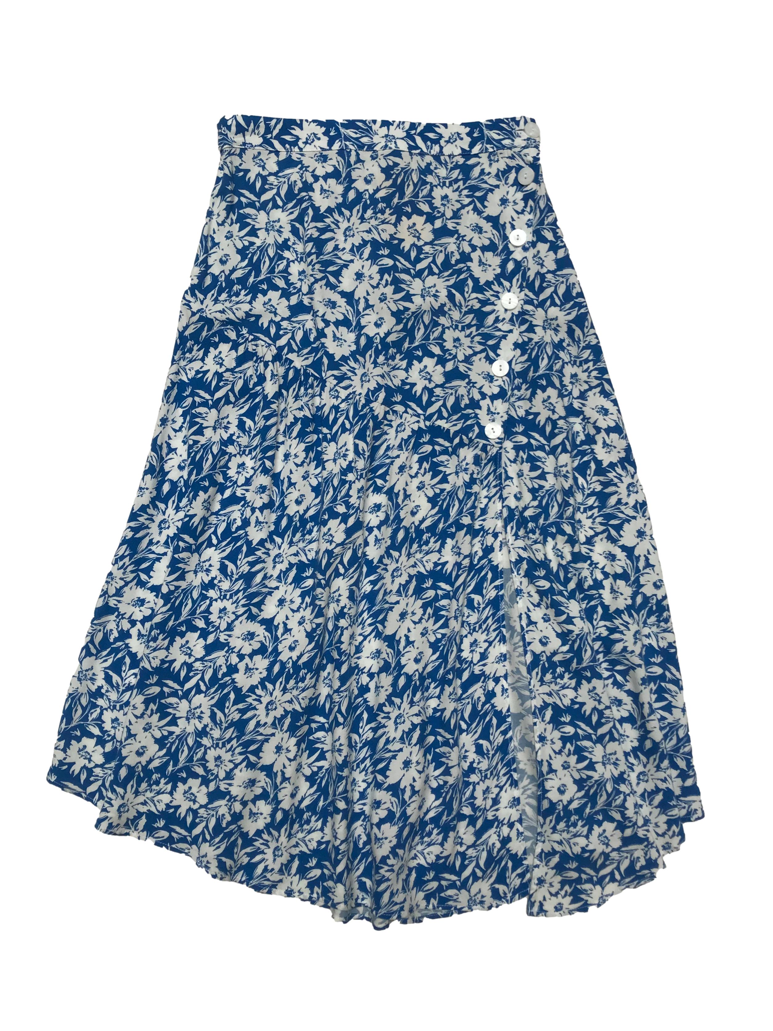 Falda midi Zara, de tela viscosa fresca azul con flores blancas, botones y abertura laterales, largo asimétrico. Cintura 66cm Largo 75-85cm