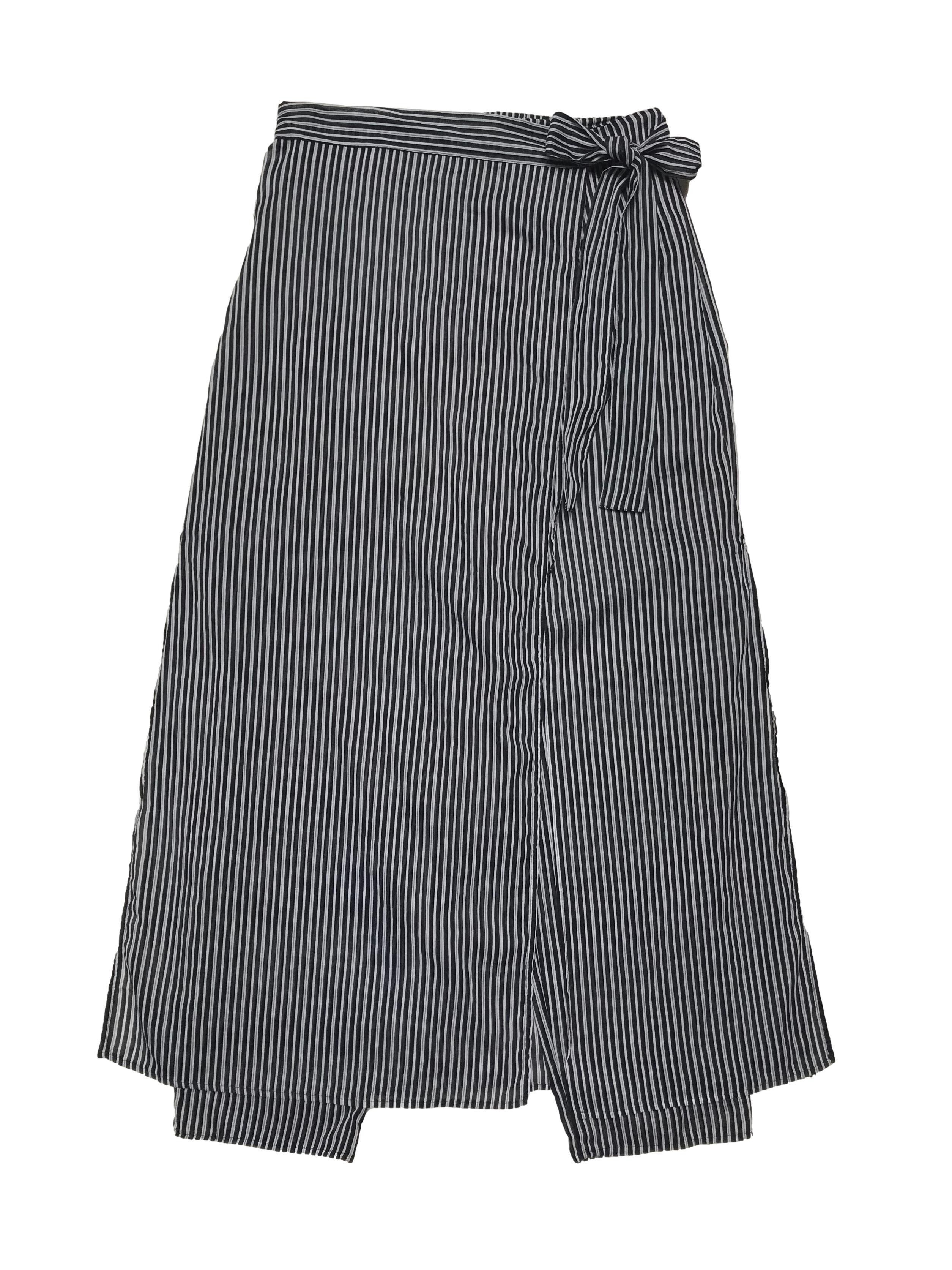Falda pantalón a rayas blanco y negro, delantero cruzado que se amarra al lado, pretina con elástico posterior. Cintura 66cm sin estirar Largo 92cm