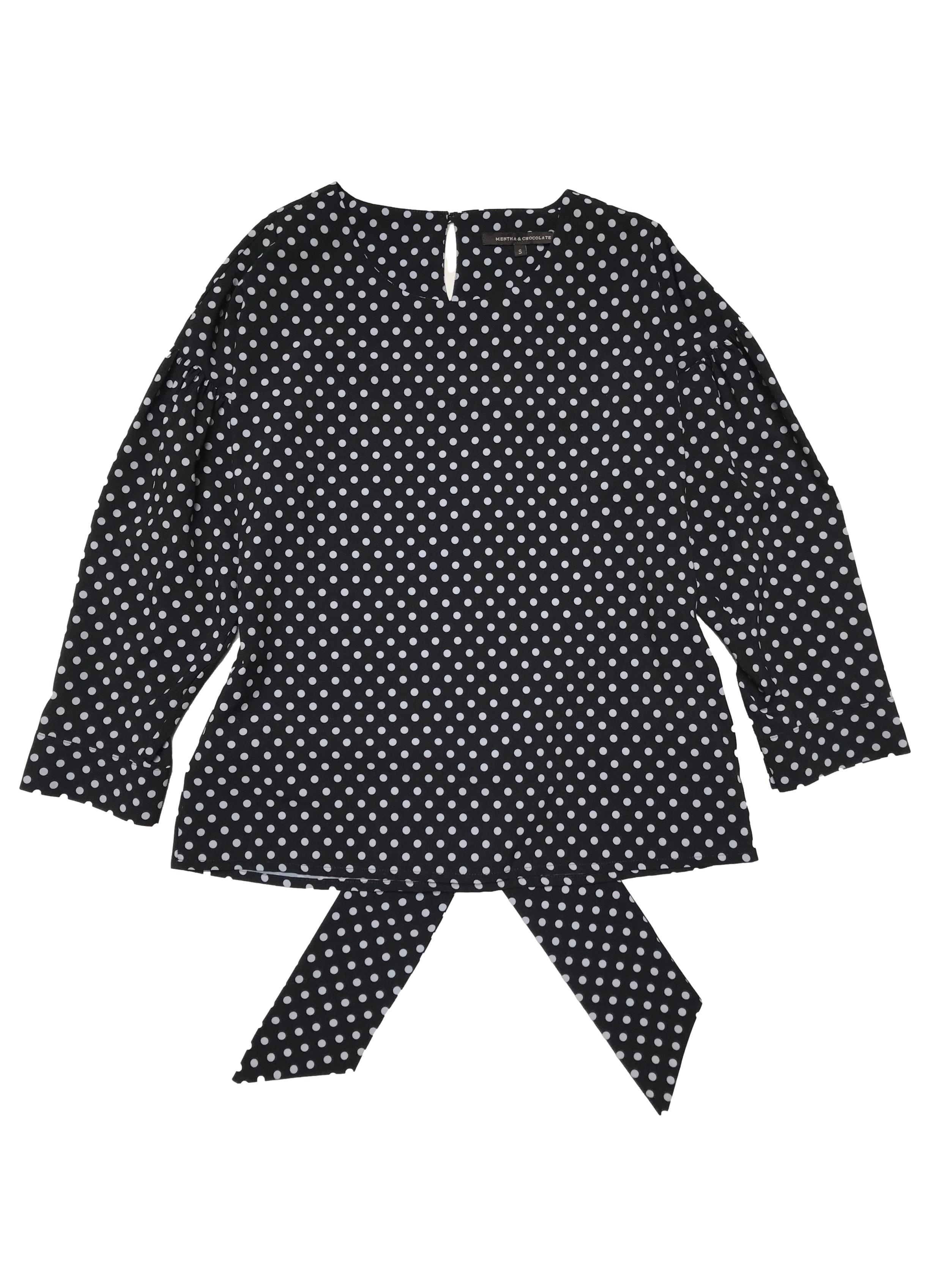 Blusa Mentha&chocolate negra con lunares blancos, botón posterior en el cuello, cinto para amarrar atrás, mangas 3/4 con volumen. Busto 100cm Largo 55cm. 