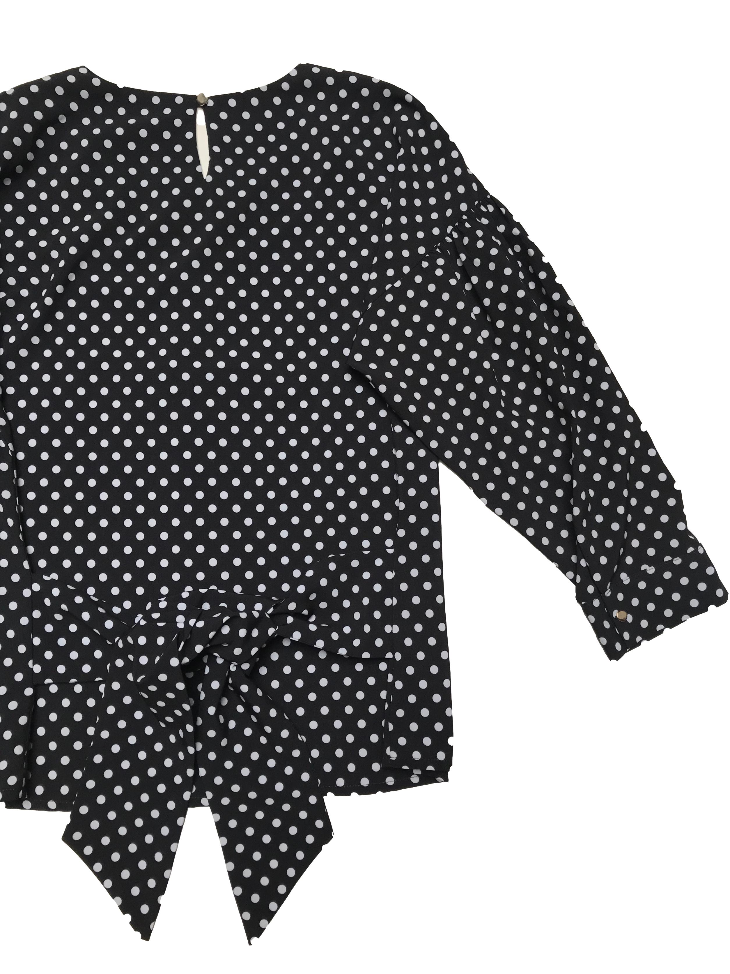 Blusa Mentha&chocolate negra con lunares blancos, botón posterior en el cuello, cinto para amarrar atrás, mangas 3/4 con volumen. Busto 100cm Largo 55cm. 