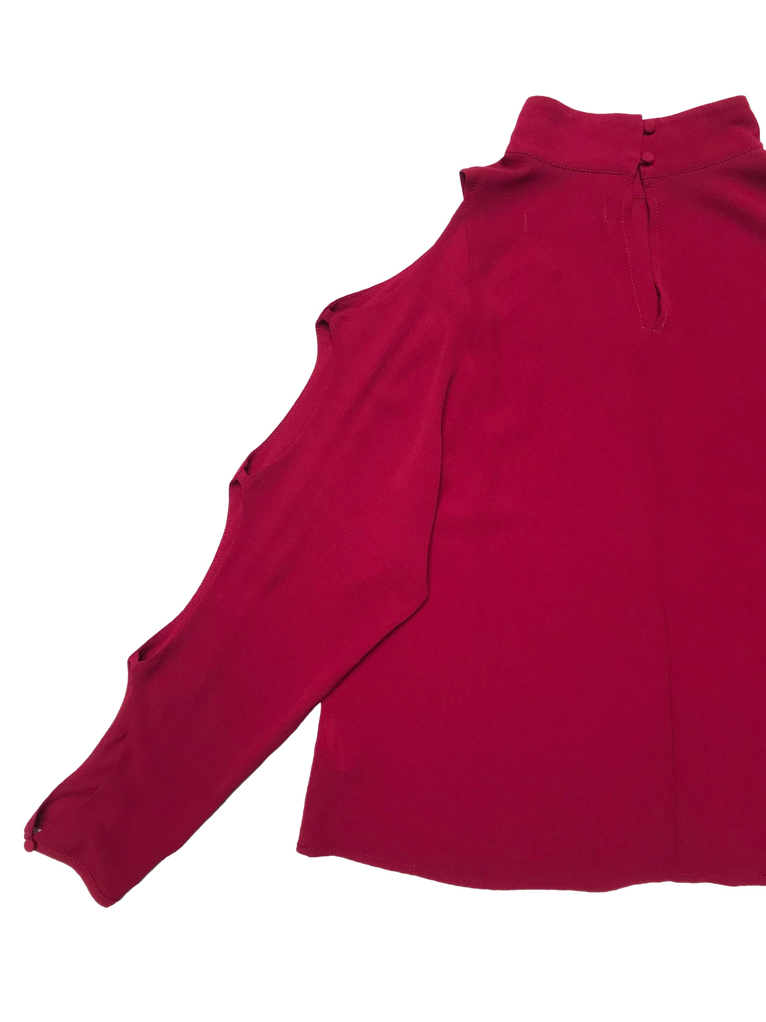 Blusa DO+BE de crepé guinda, cuello alto con botones posteriores, manga larga con aberturas, Ancho 102cm Largo 55cm