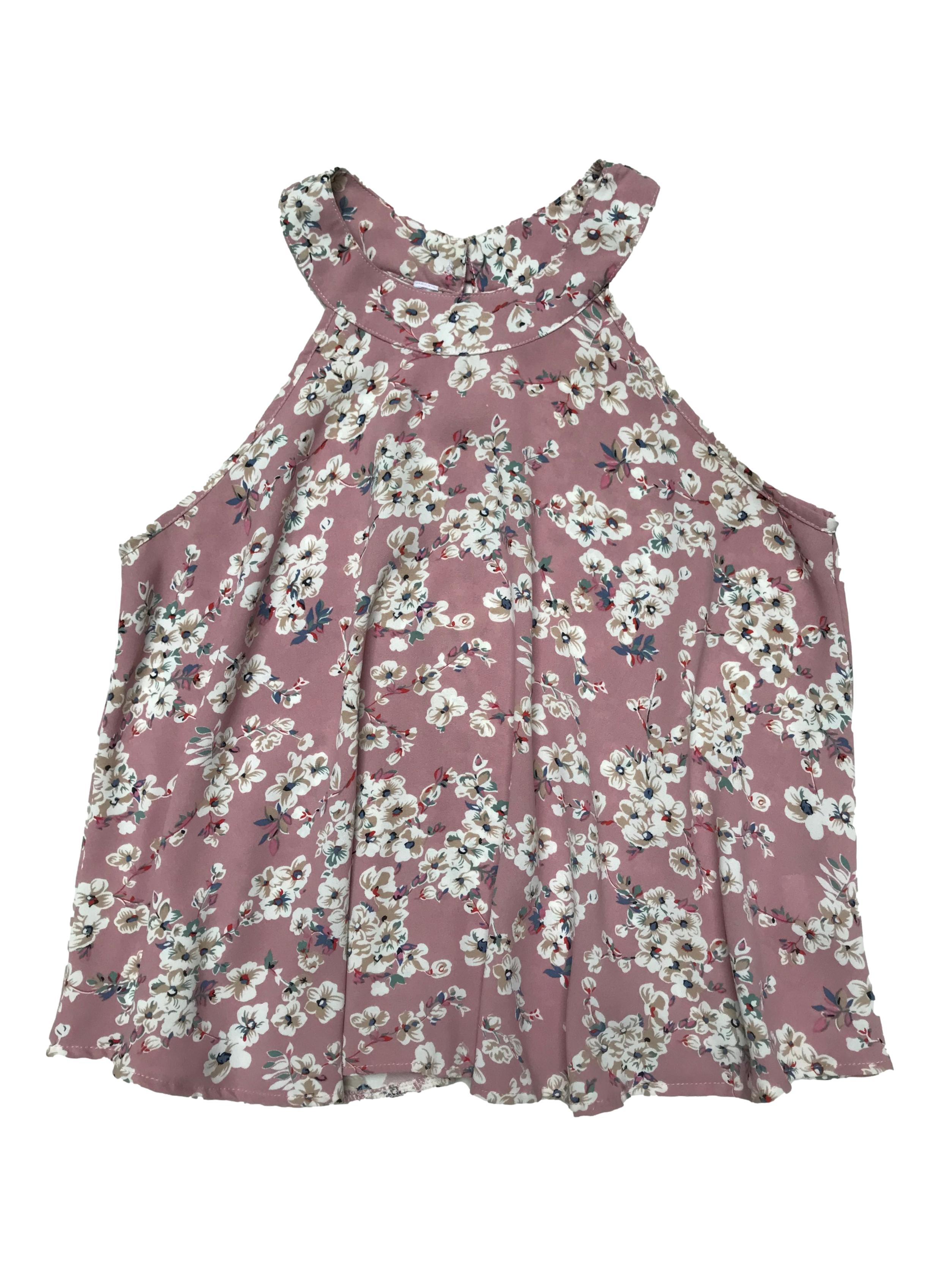 Blusa palo rosa con print de flores, tela plana fluida, tiene botón posterior en el cuello y cuerpo suelto. Largo 50cm