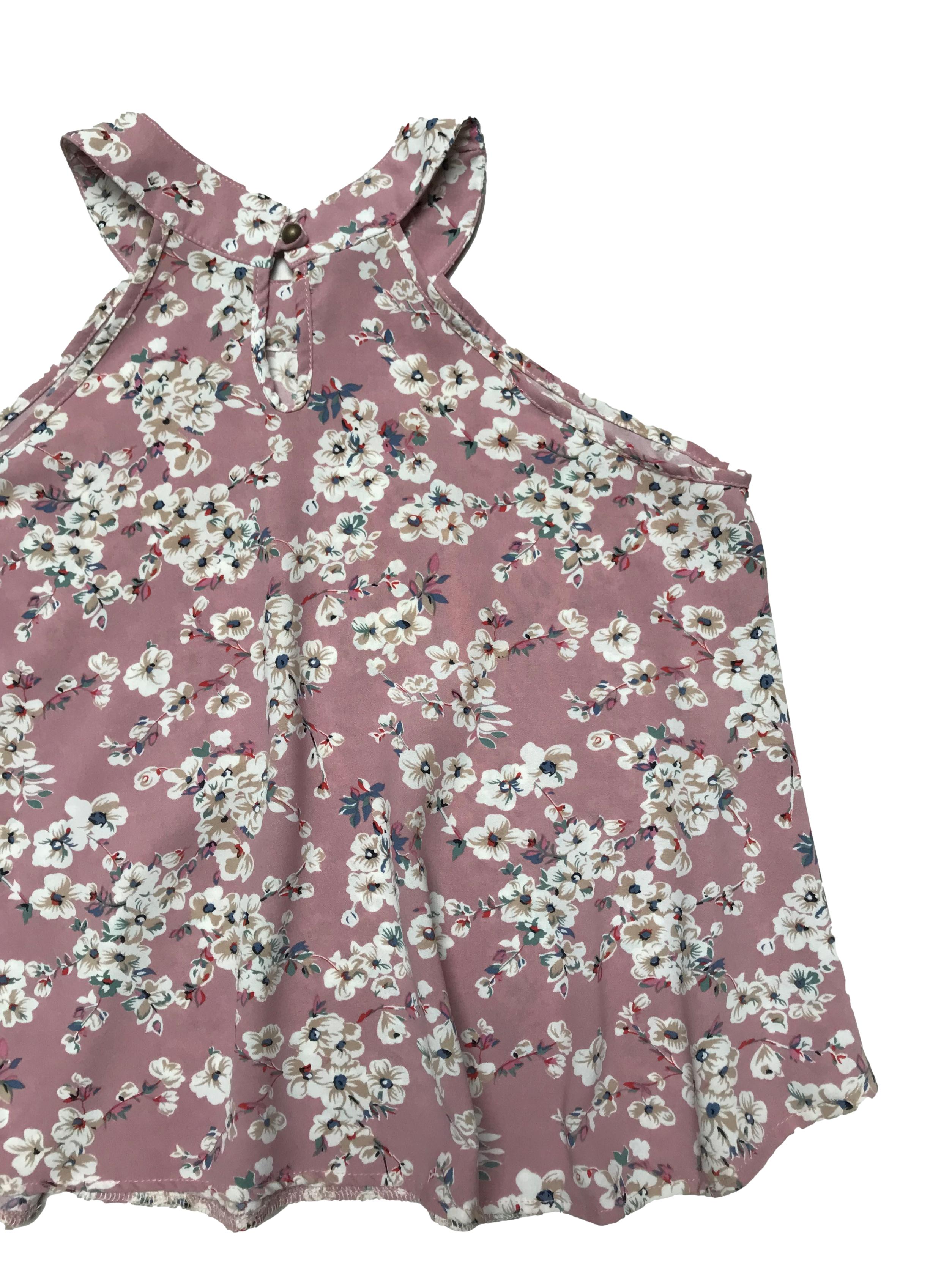 Blusa palo rosa con print de flores, tela plana fluida, tiene botón posterior en el cuello y cuerpo suelto. Largo 50cm