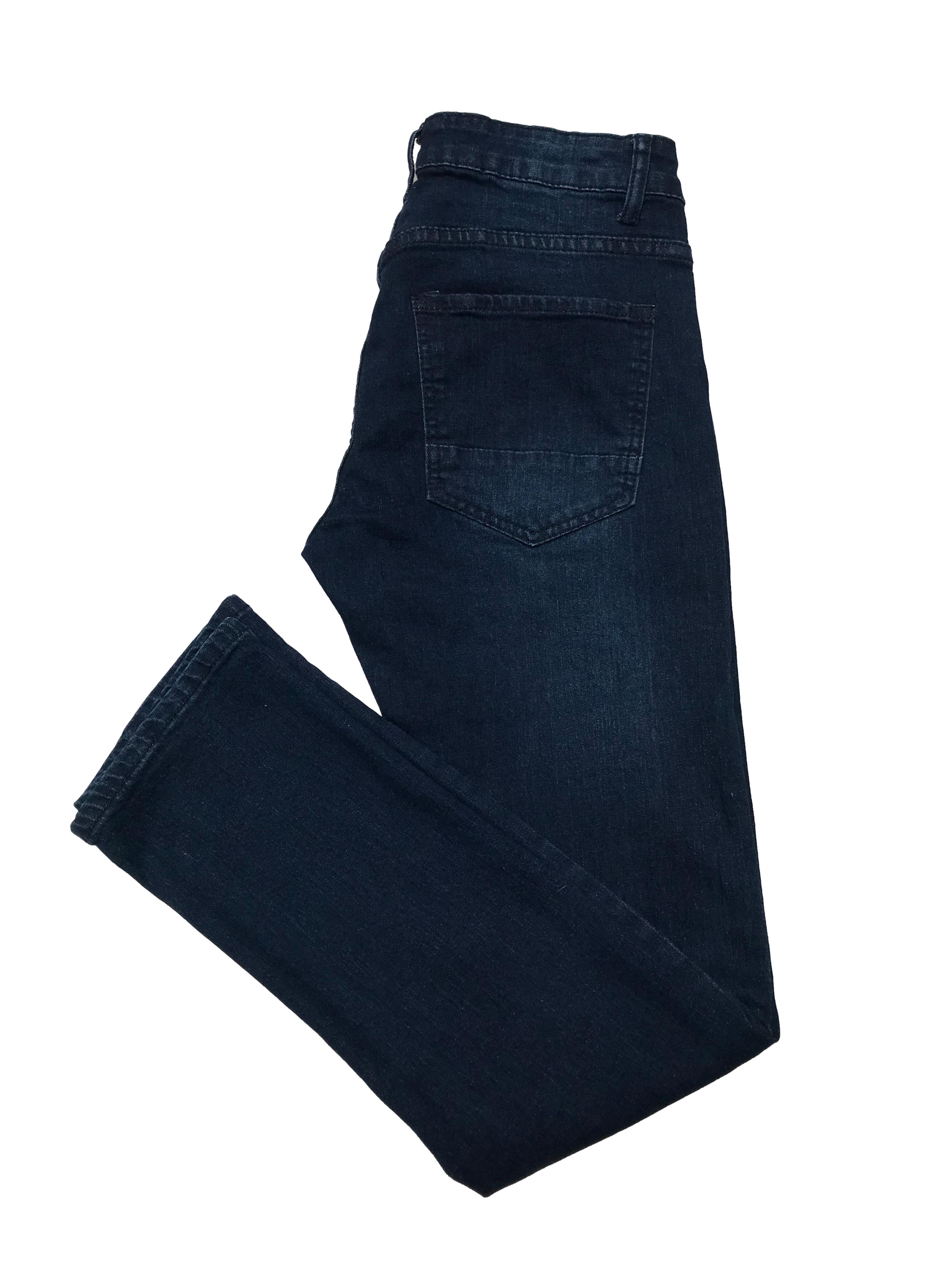 Jean Paper denim&Cloth azul oscuro focalizado, 70% algodón stretch, corte slim y tiro medio. Cintura 78cm Largo 98cm. Precio original $139