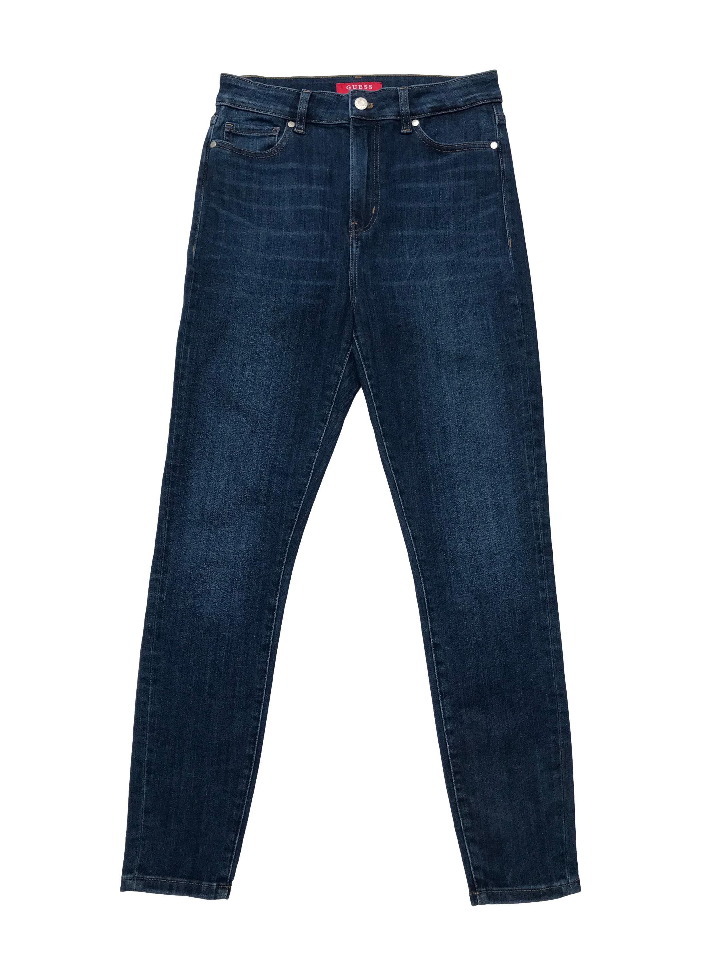 Skinny jean Guess corte cintura alta, stretch, con aplicacionesde strass en bolsillo trasero. Cintura 76cm sin estirar Largo 100cm. Precio original S/ 449
