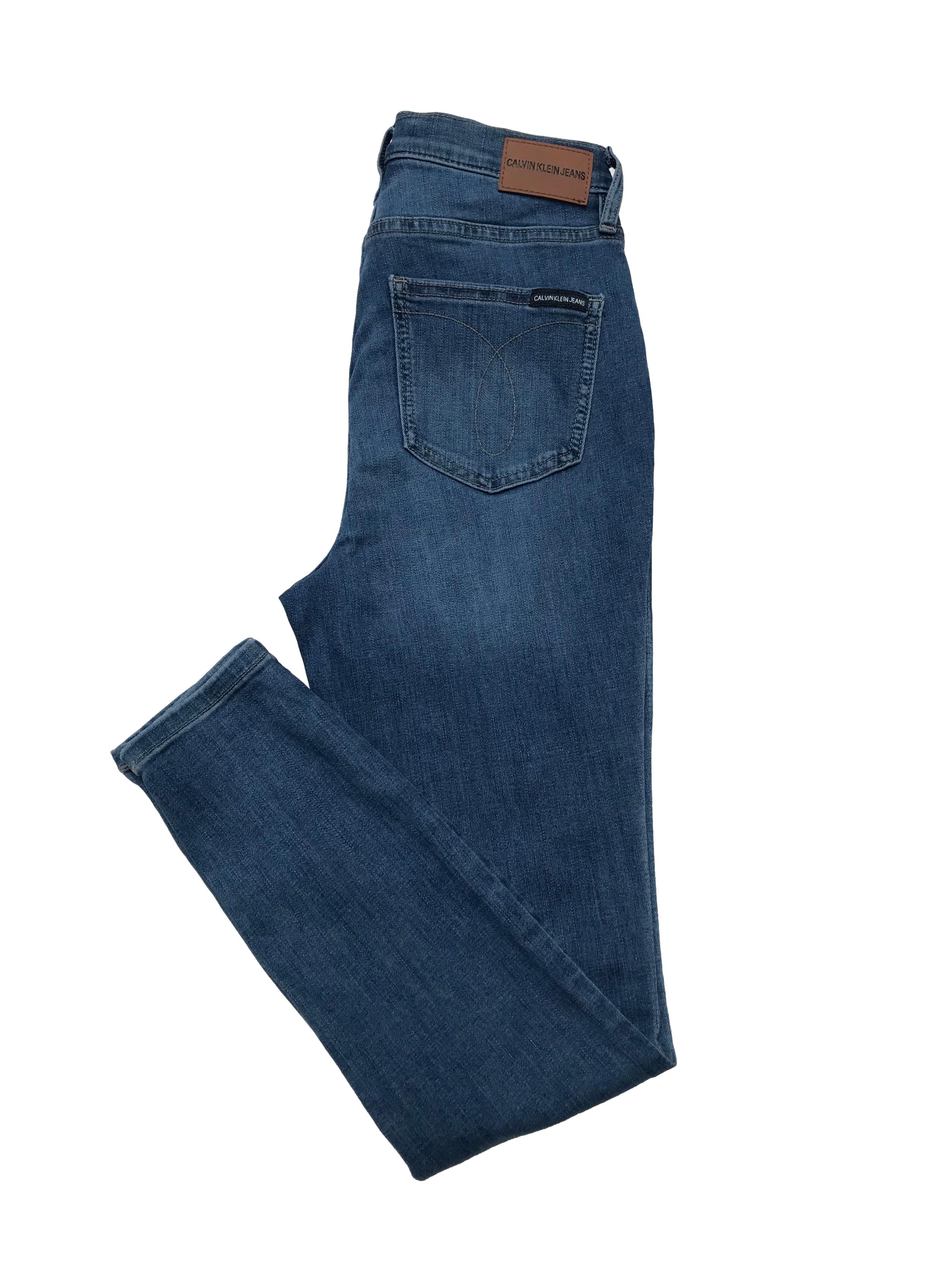 Skinny jean Calvin Klein Jeans a la cintura, stretch. Cintura 70cm Largo 95cm. Precio original S/ 379