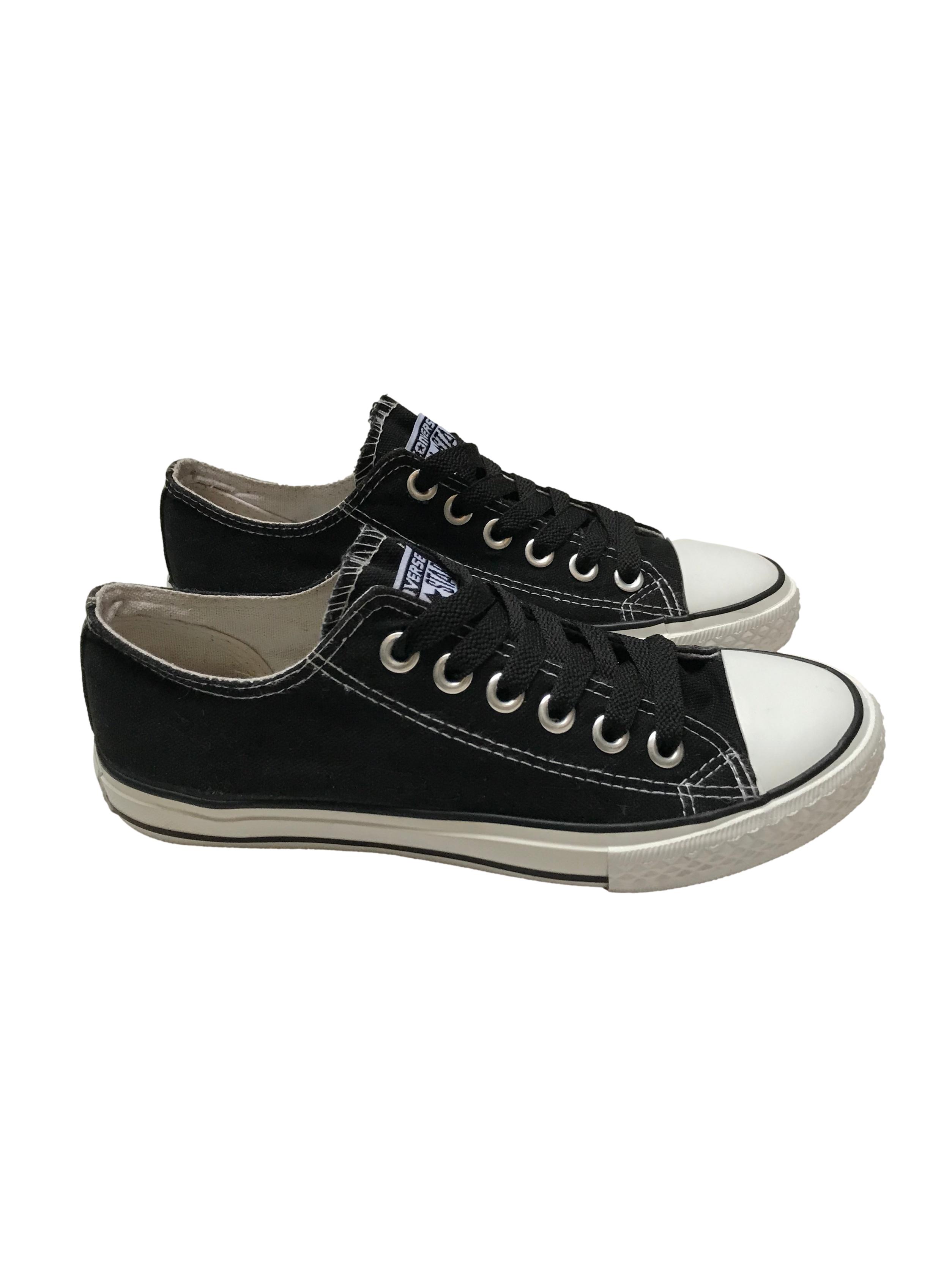 Zapatillas Converse negras con pasadores negros. Estado 8/10. Precio original S/ 189