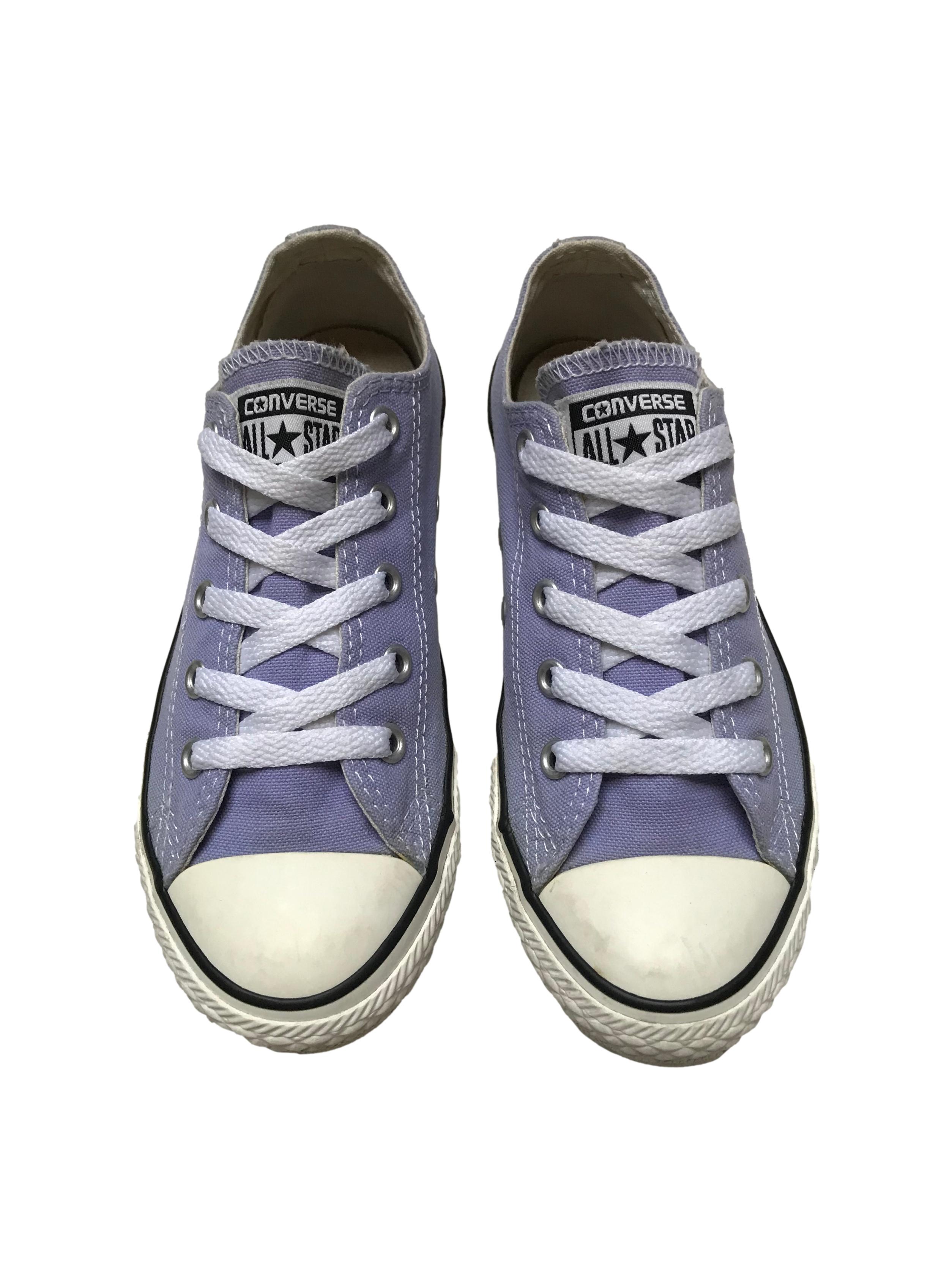 Zapatillas Converse lilas con pasadores blancos. Estado 8.5/10. Precio original S/ 189 
