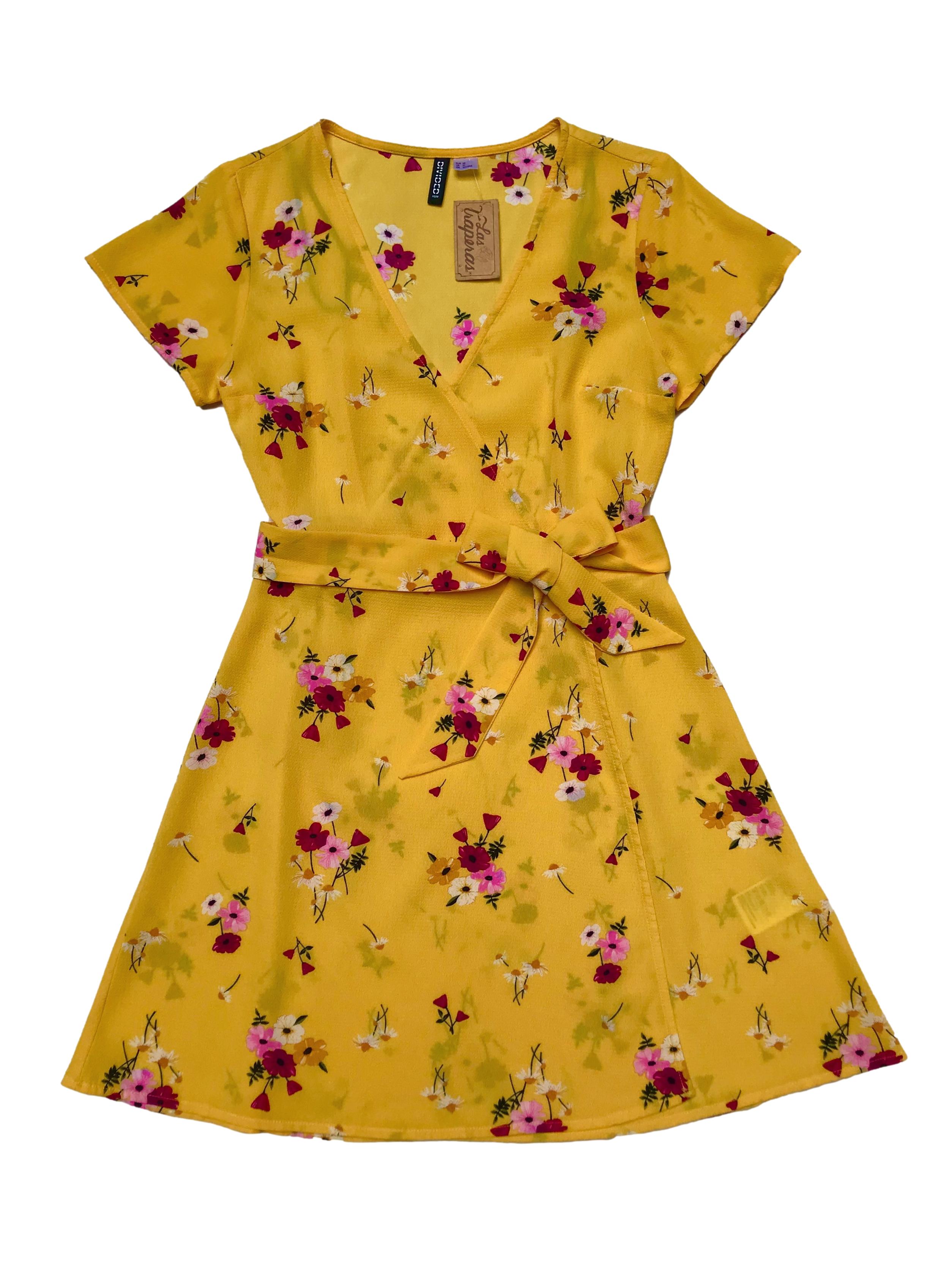 Vestido H&M de crepé amarillo con estampado de flores, modelo cruzado con cinto para amarrar y falda en A. Busto 92cm Largo 85cm