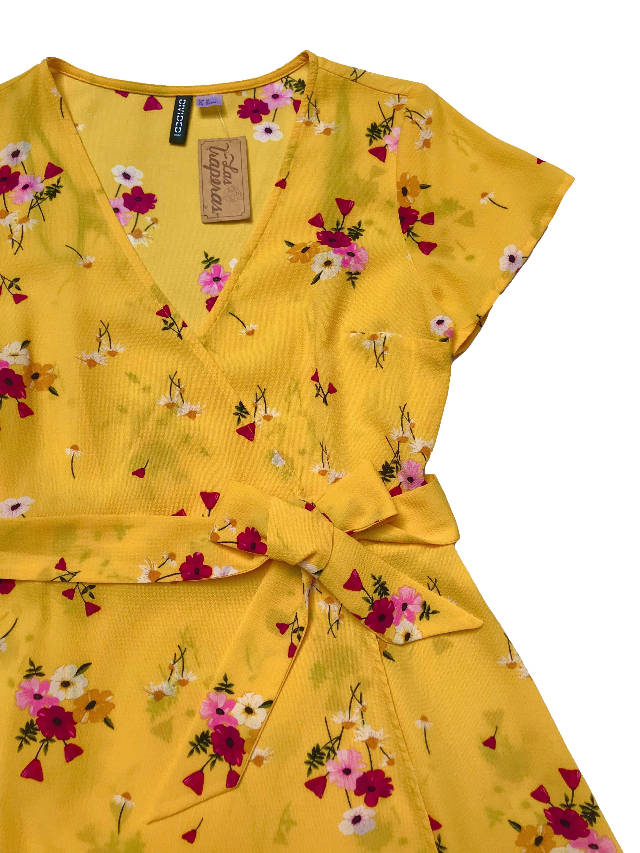 Vestido H&M de crepé amarillo con estampado de flores, modelo cruzado con cinto para amarrar y falda en A. Busto 92cm Largo 85cm