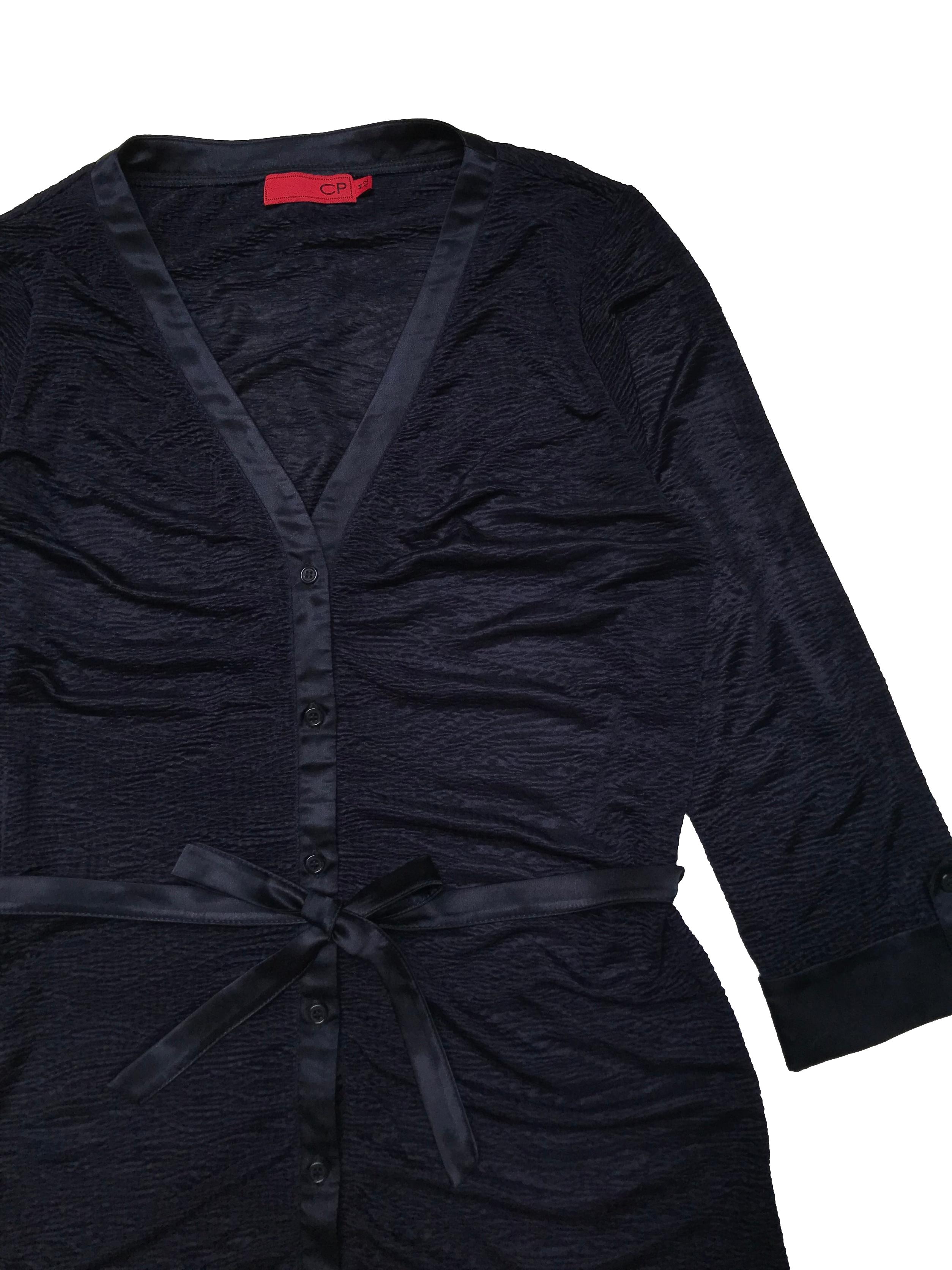 Blusa CP de tela sedosa con textura corrugada, manga 3/4 con dobladillo y cinto satinados para amarrar. Busto 100cm. Largo 70cm.