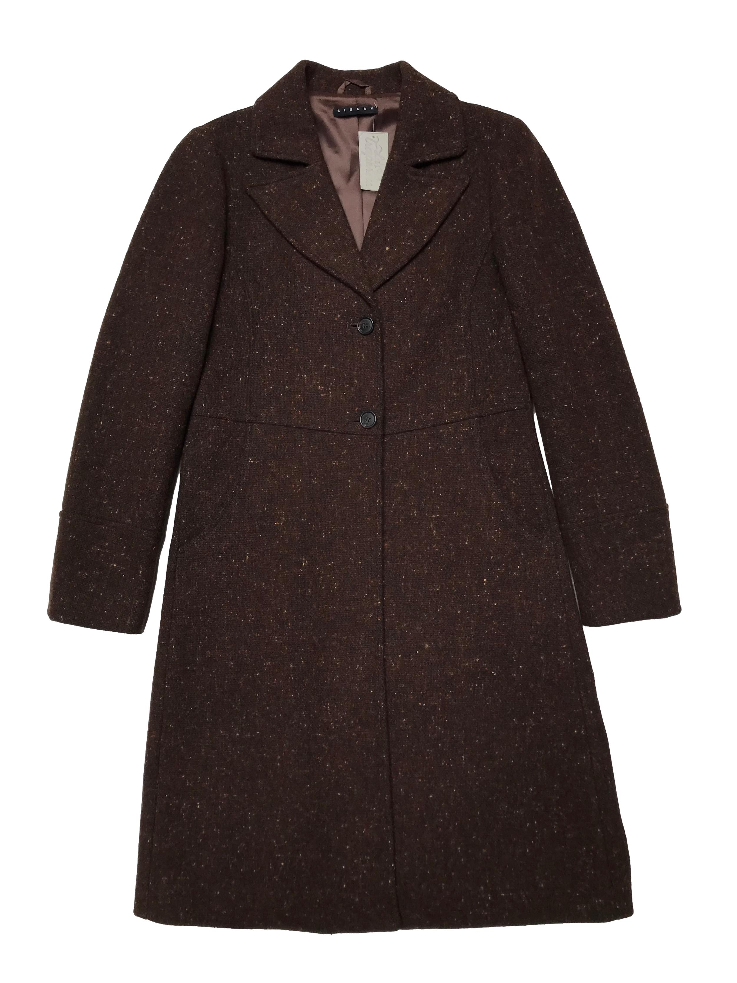 Abrigo Sisley marrón jaspeado, tela tipo lana compacta, forrado, tiene solapas, botones y bolsillos delanteros. Ancho 92cm Largo 95cm. Precio original S/ 700