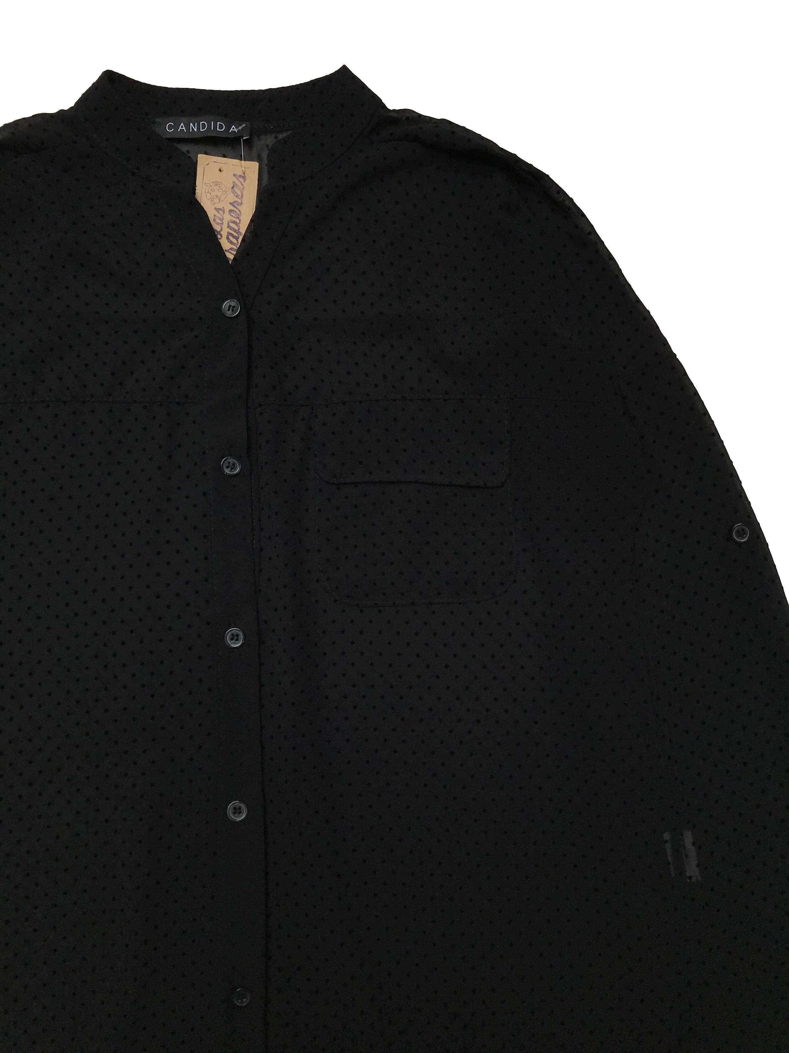 Blusa negra de gasa con textura de puntos en plush, canesú en la espalda, modelo suelto. , manga regulable con botón. Largo 60cm. Ancho 110 cm.  
