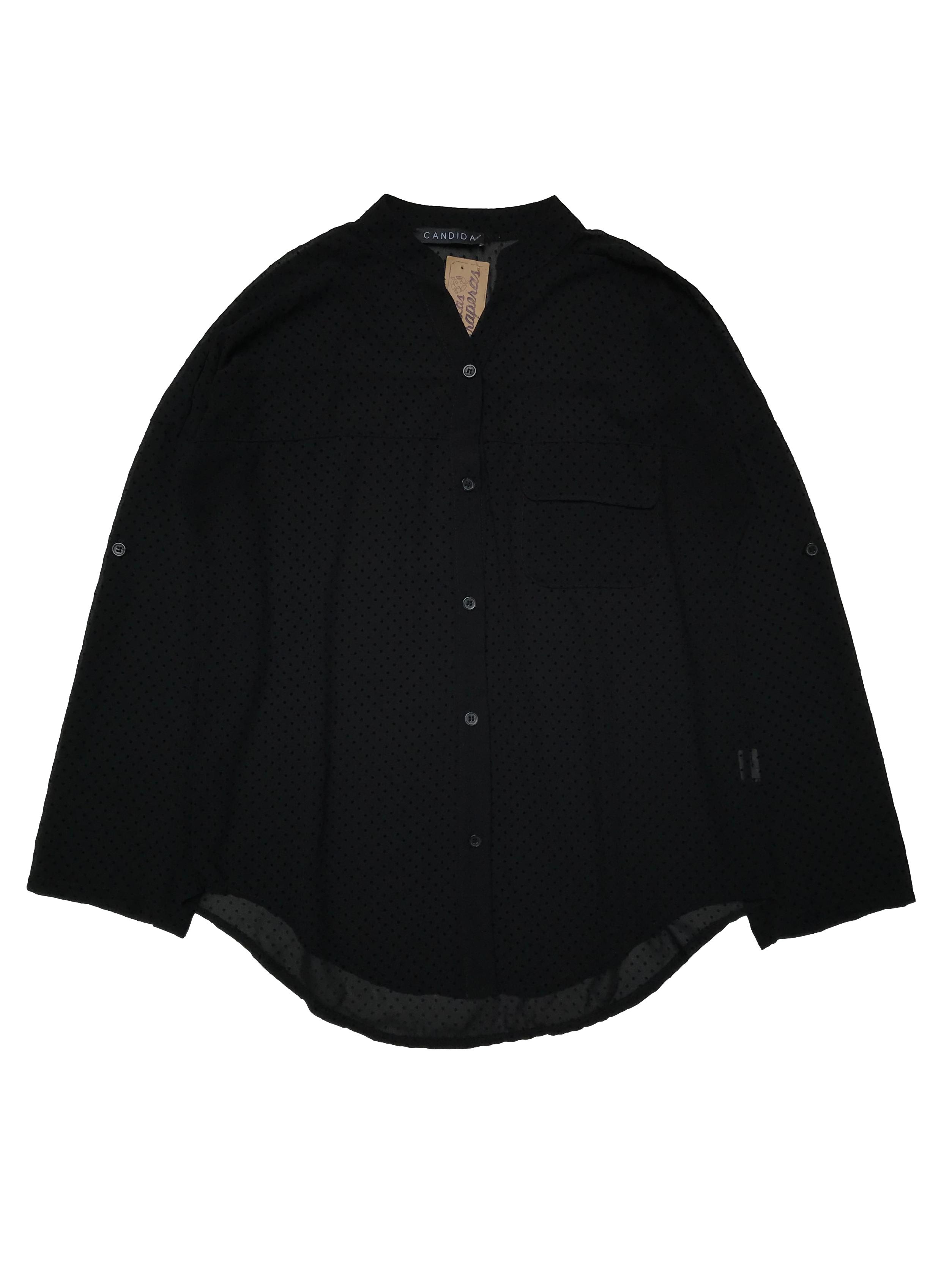 Blusa negra de gasa con textura de puntos en plush, canesú en la espalda, modelo suelto. , manga regulable con botón. Largo 60cm. Ancho 110 cm.  