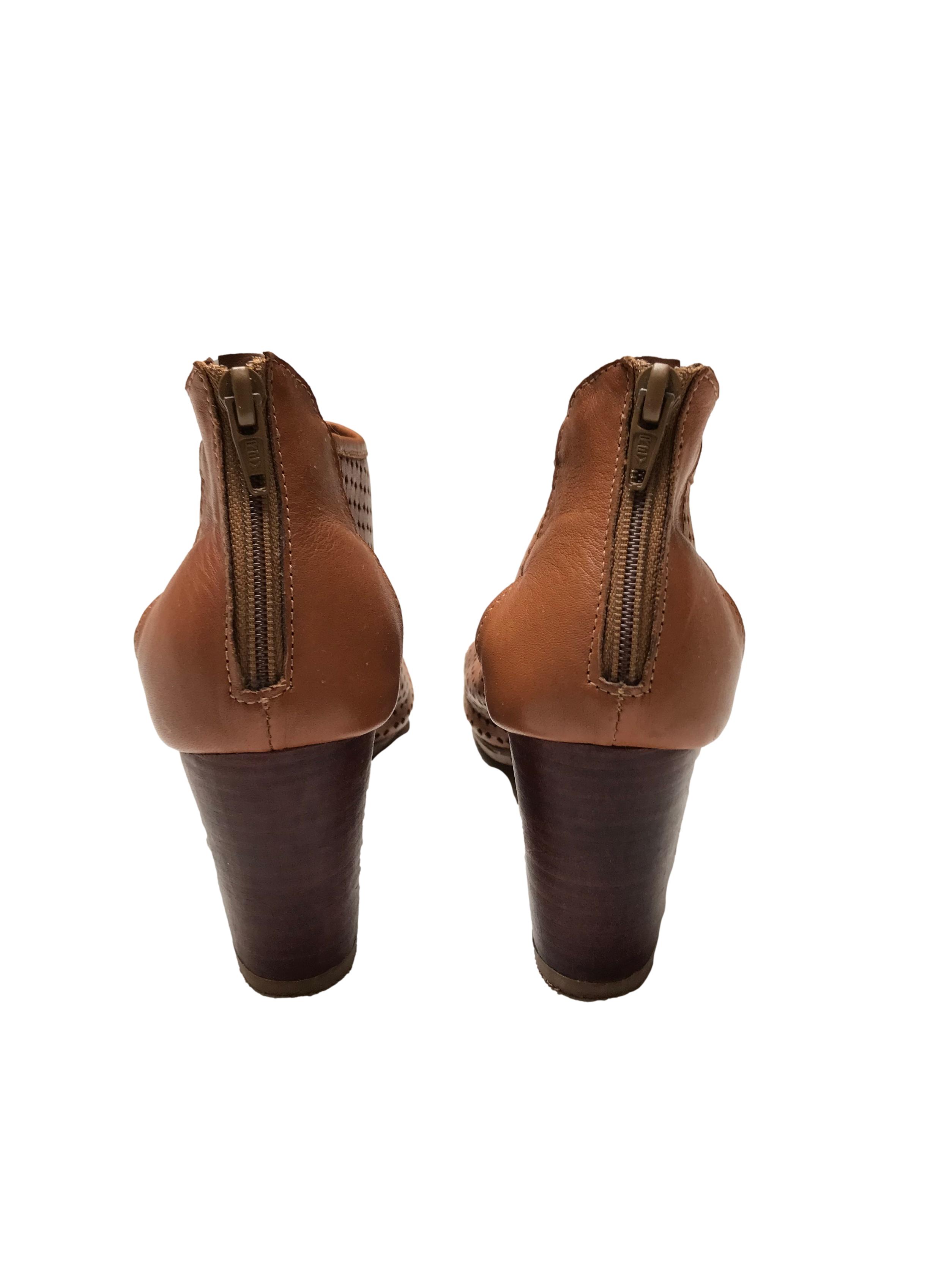 Zapatos Bata de cuero camel calado, punta abierta y cierre en  el talón, taco grueso 7cm. Estado 9/10. Precio original S/ 159