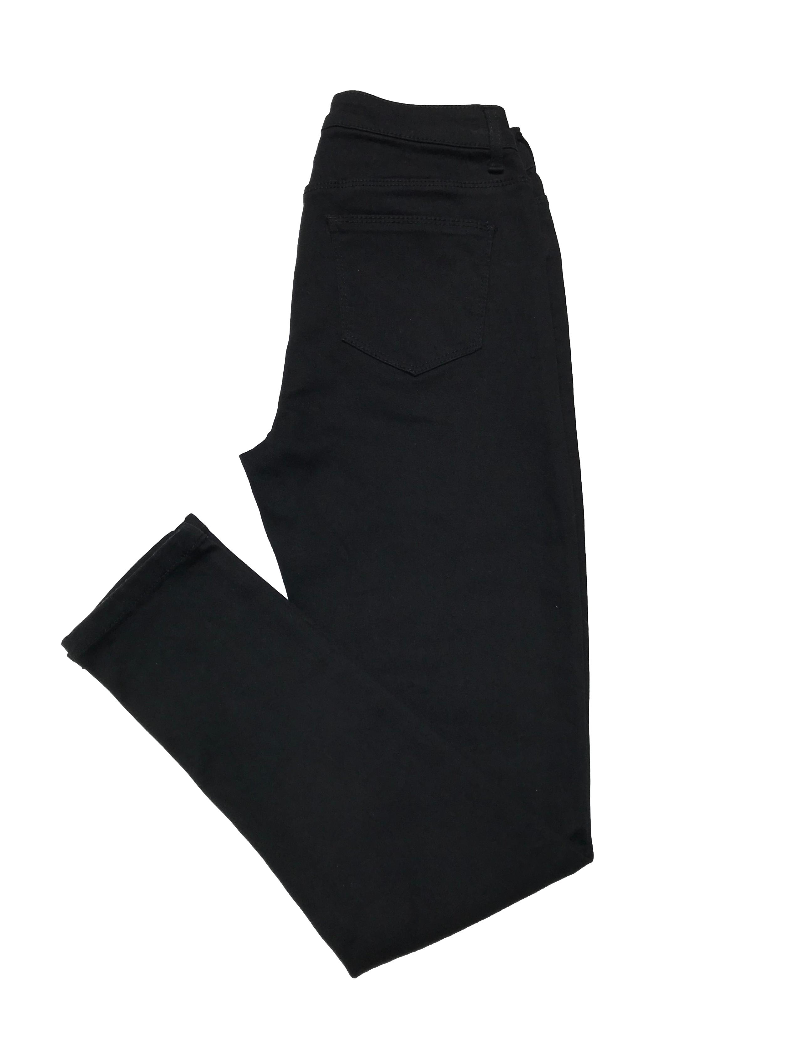 Pantalón pitillo negro stretch, con bolsillos posteriores y cierre delantero. Cintura 70cm sin estirar Largo 92cm