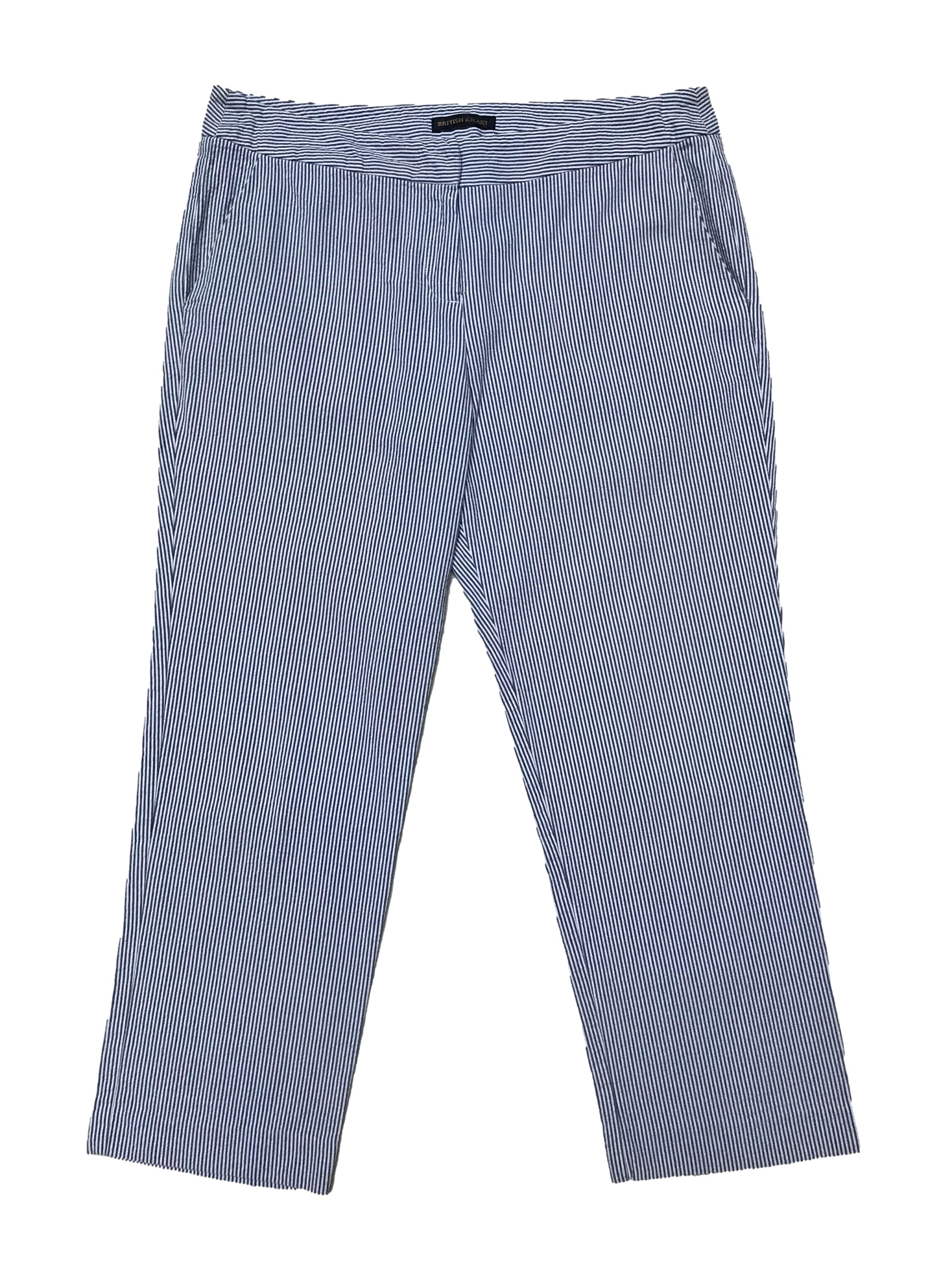 Pantalón al tobillo British Khaki a rayas blanca y azules 100% algodón, tiro medio, con bolsillos laterales. Pretina 44cm Largo 86cm