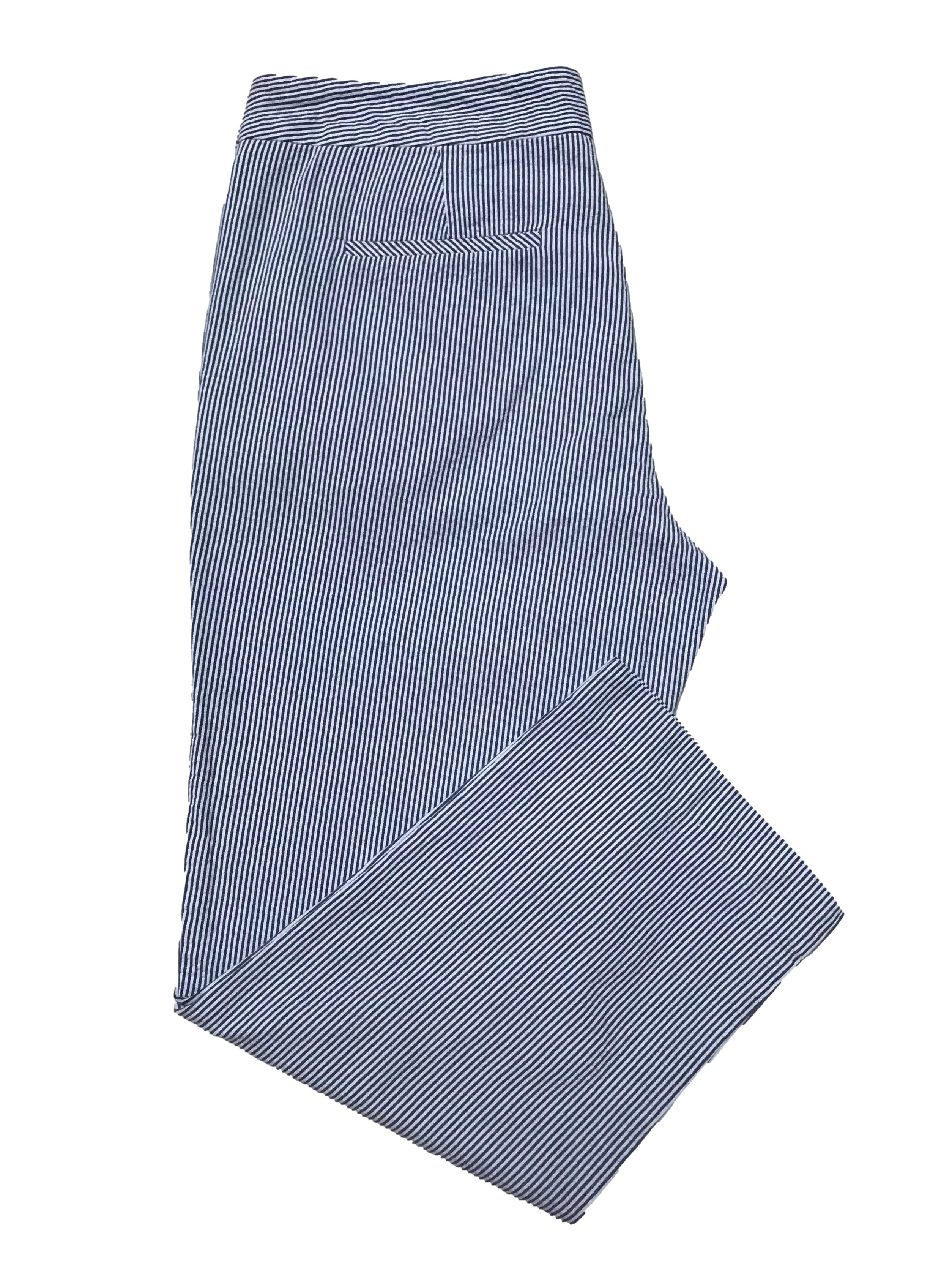 Pantalón al tobillo British Khaki a rayas blanca y azules 100% algodón, tiro medio, con bolsillos laterales. Pretina 44cm Largo 86cm