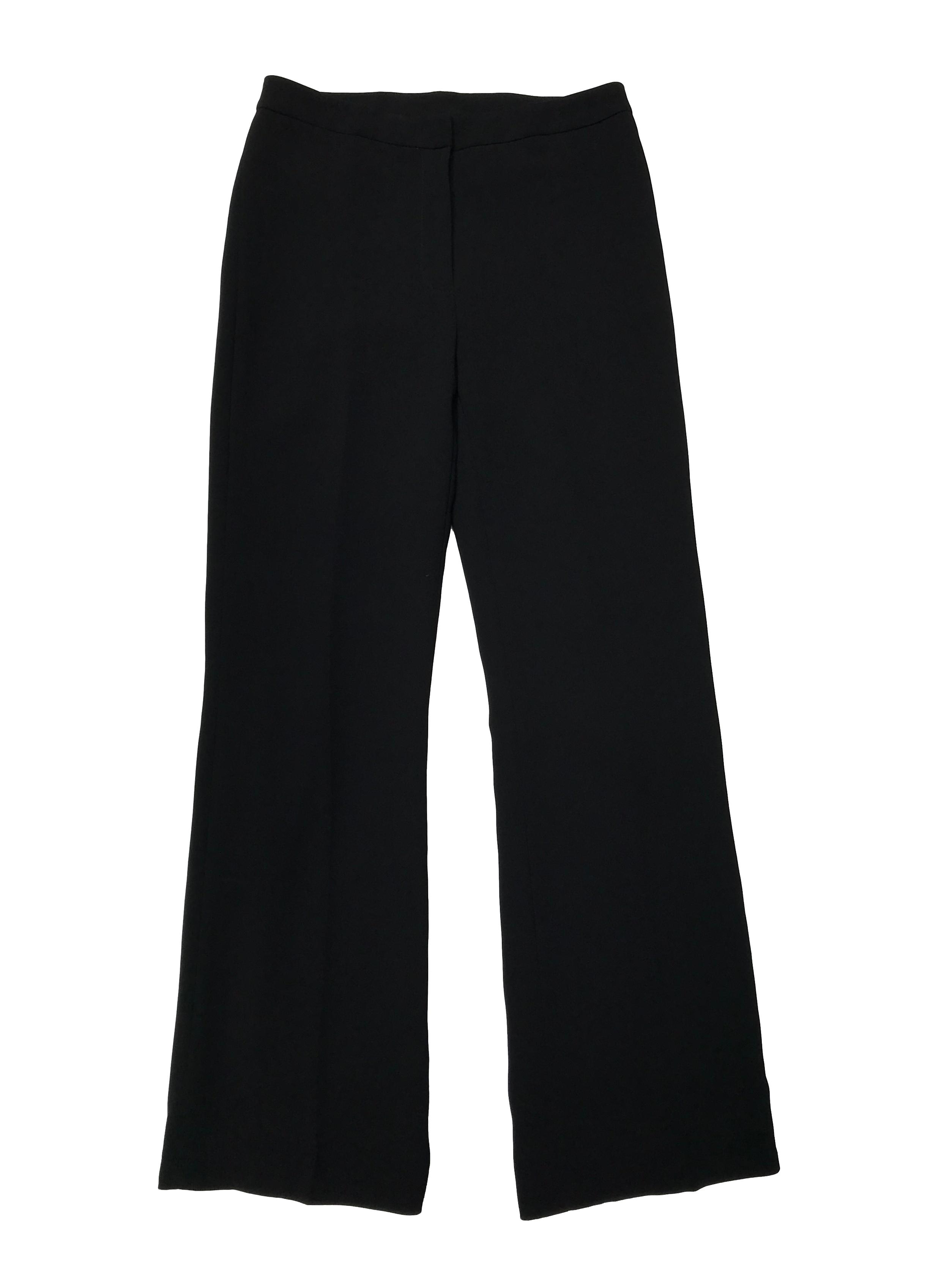 Pantalón Tahari negro de tiro medio, corte recto, forrado, con broche botón y cierre delanteros. Pretina 72cm Largo 102cm. Precio original S/ 350