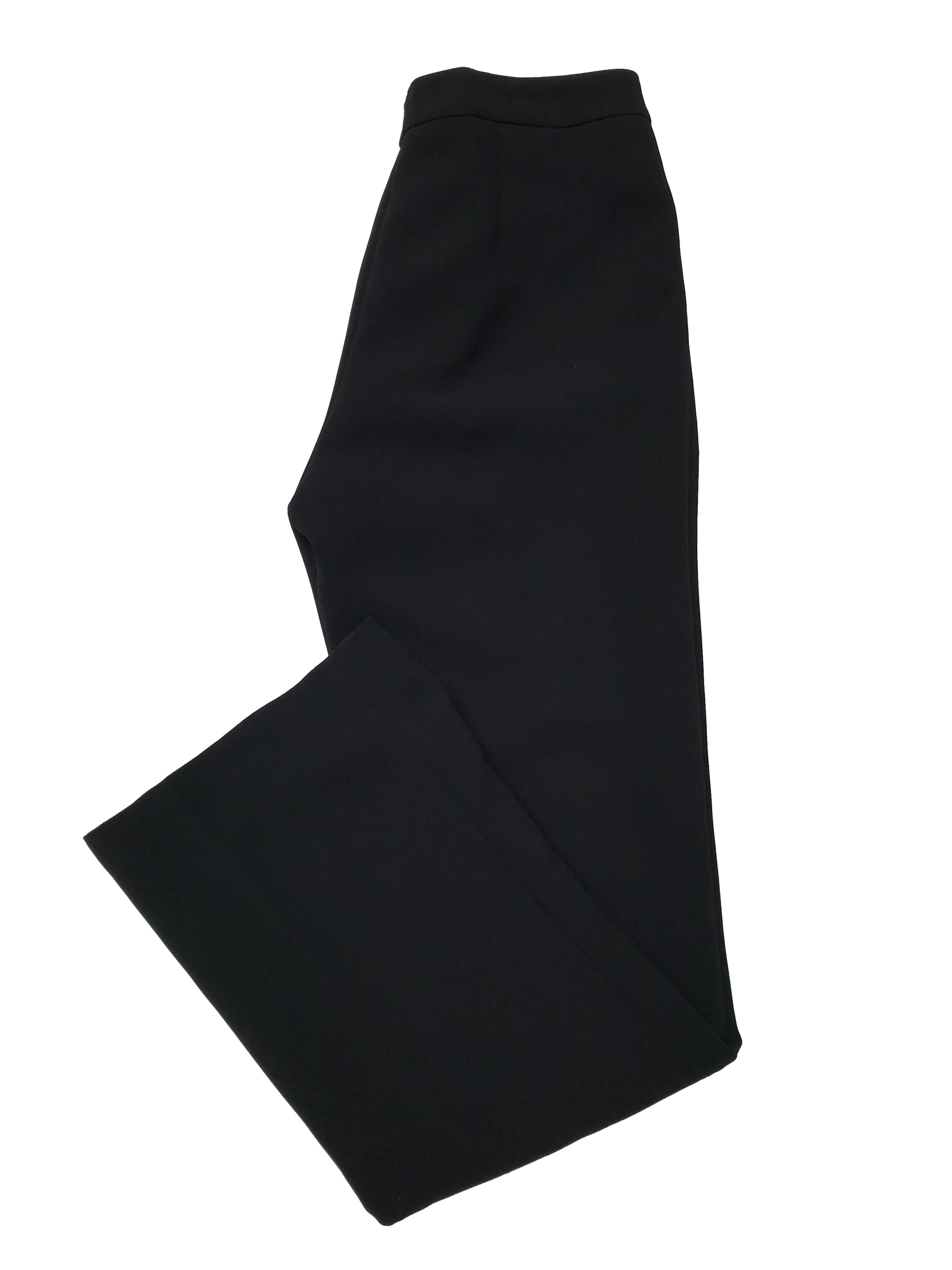 Pantalón Tahari negro de tiro medio, corte recto, forrado, con broche botón y cierre delanteros. Pretina 72cm Largo 102cm. Precio original S/ 350