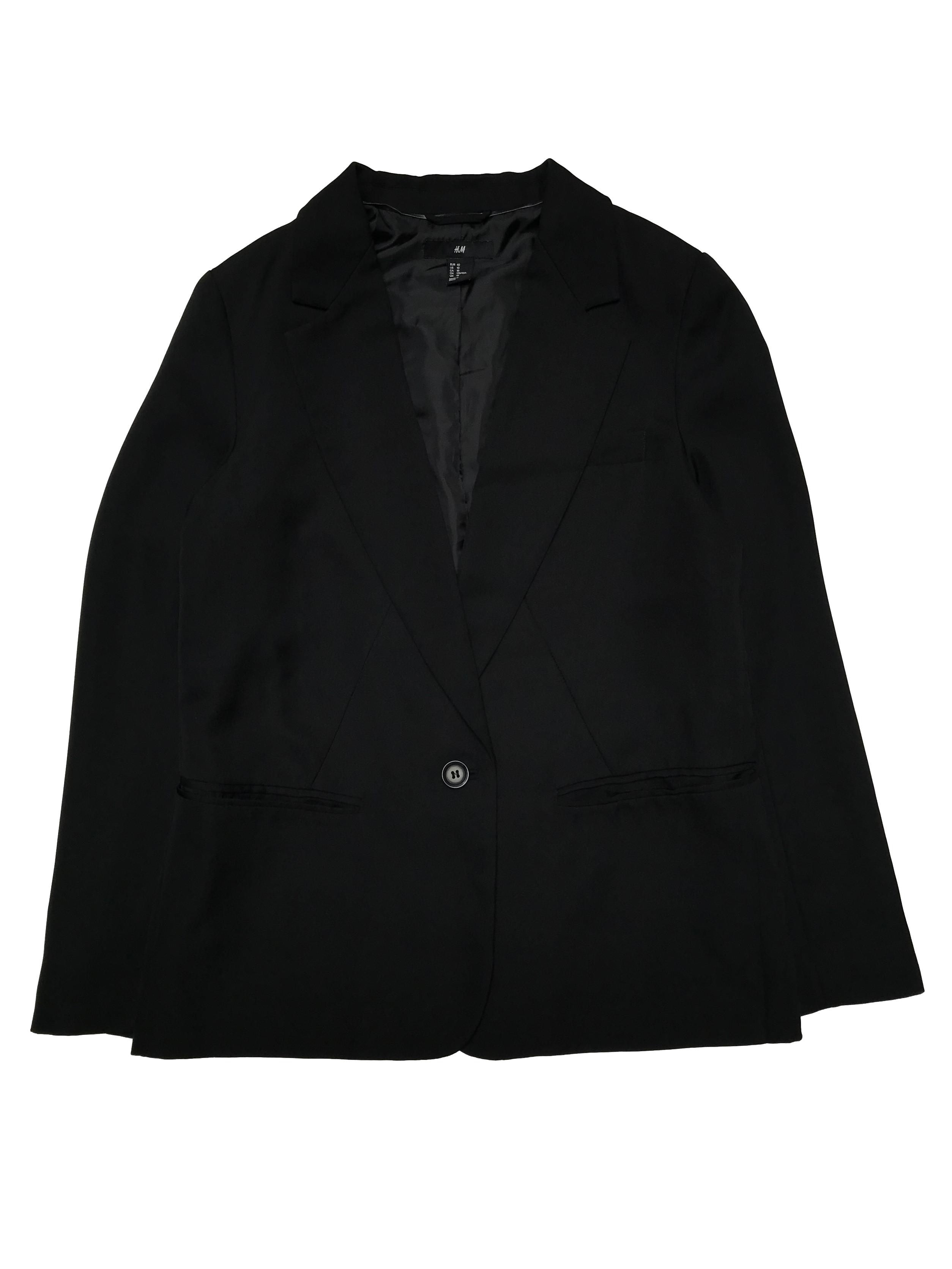 Blazer H&M corte recto, negro de un solo botón, con bolsillos delanteros, es forrado. Ancho 102cm Largo 68cm. Precio original S/ 179