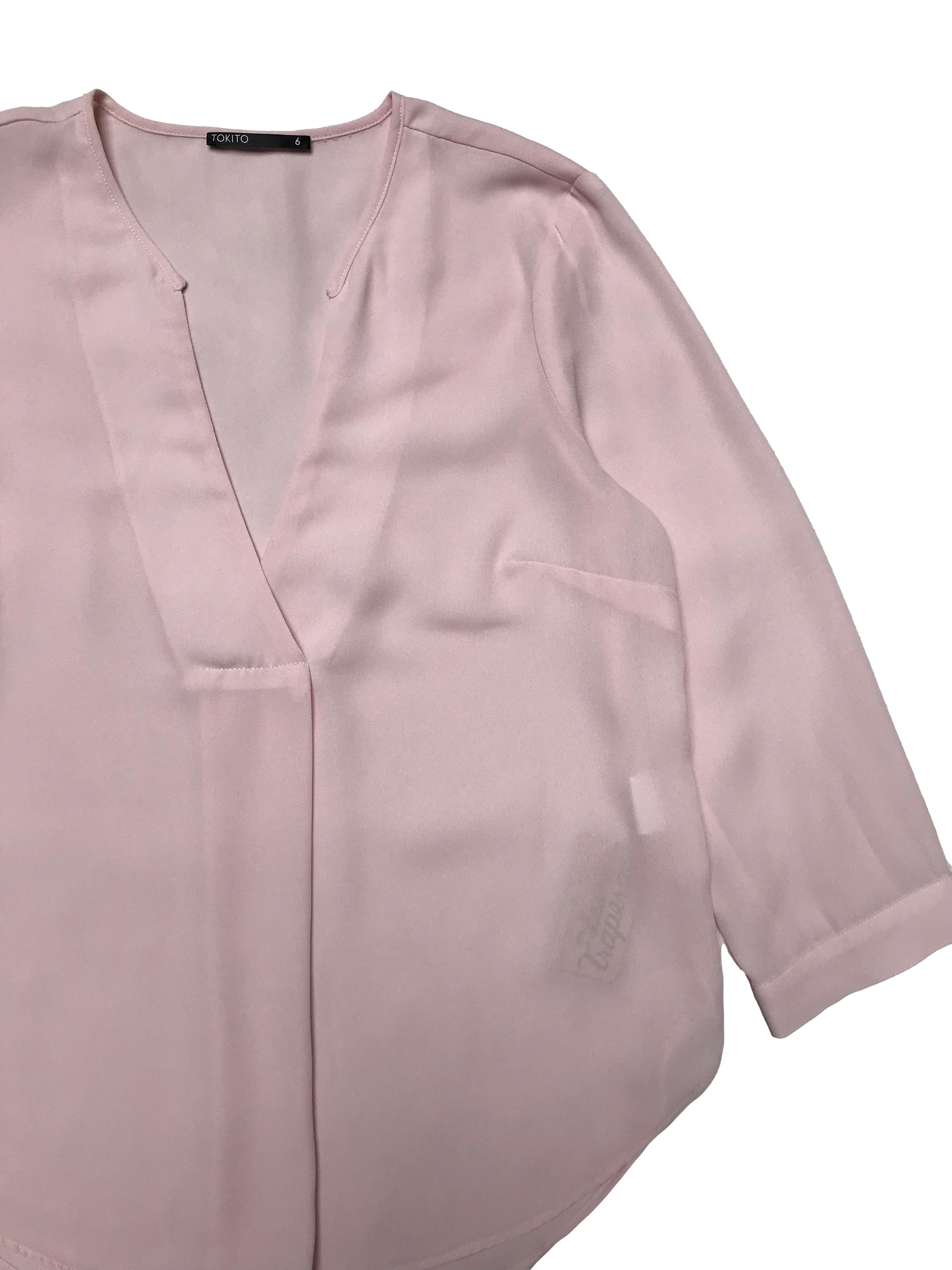 Blusa de gasa rosa, escote en V con pliegue, manga 3/4 con botón, corte recto. Busto 92cm Largo 60cm