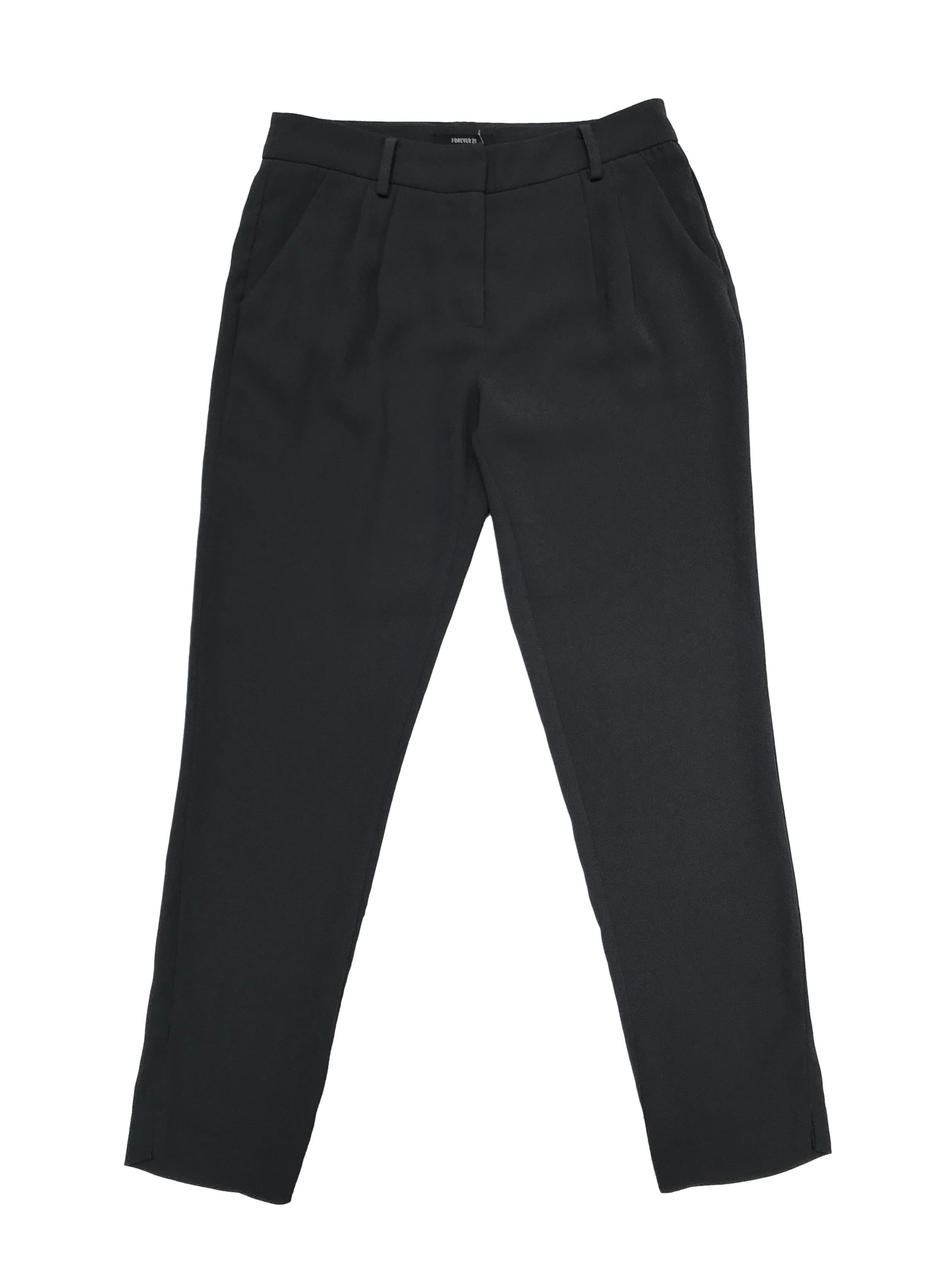 Pantalón Forever21 estilo formal, tela tipo crepé grueso gris, tiro medio con pliegues y bolsillos delanteros. Cintura 72cm. Largo 90cm.