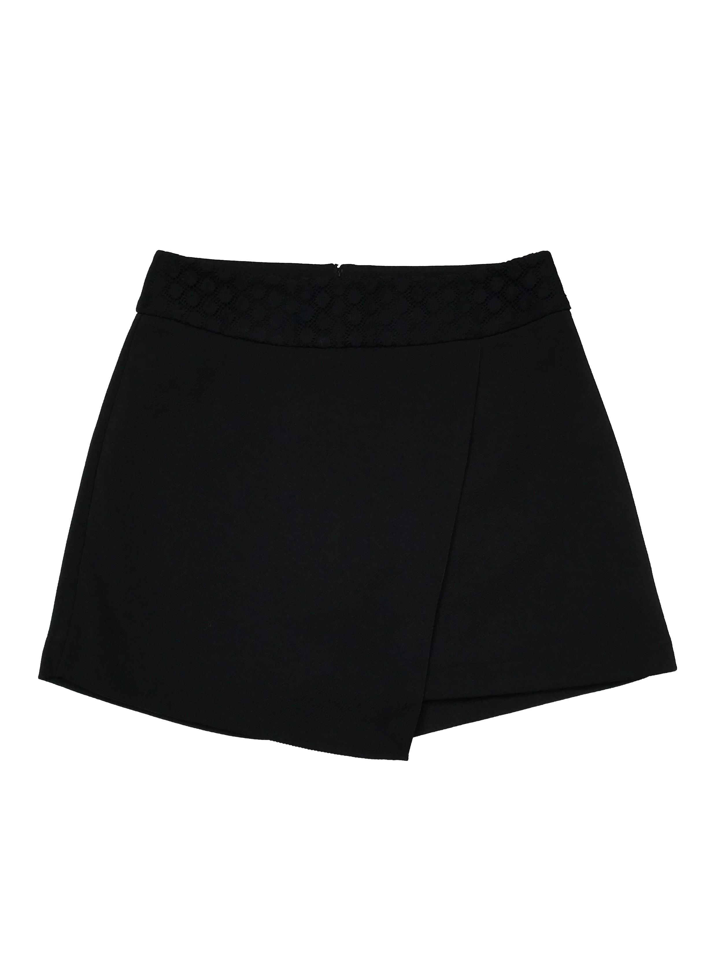 Falda short a la cintura con pretina forrada de encaje negro. cierre en la parte posterior. Cintura 68cm. Largo 35 cm. 