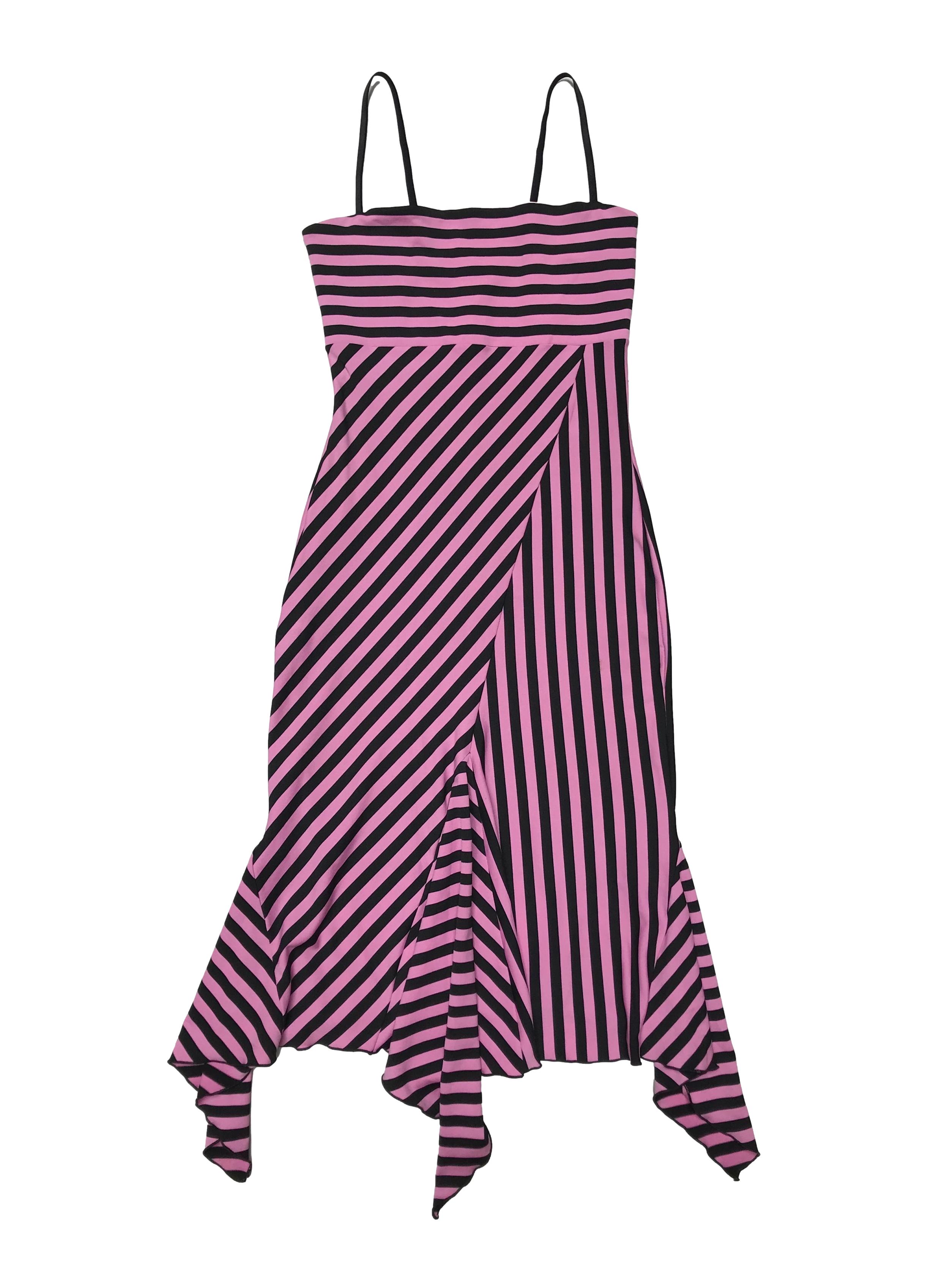 Vestido Blue7 de tela stretch en franjas rosadas y negras, tiene forro posterior y volantes asimétricos en basta. Largo desde sisa 90cm