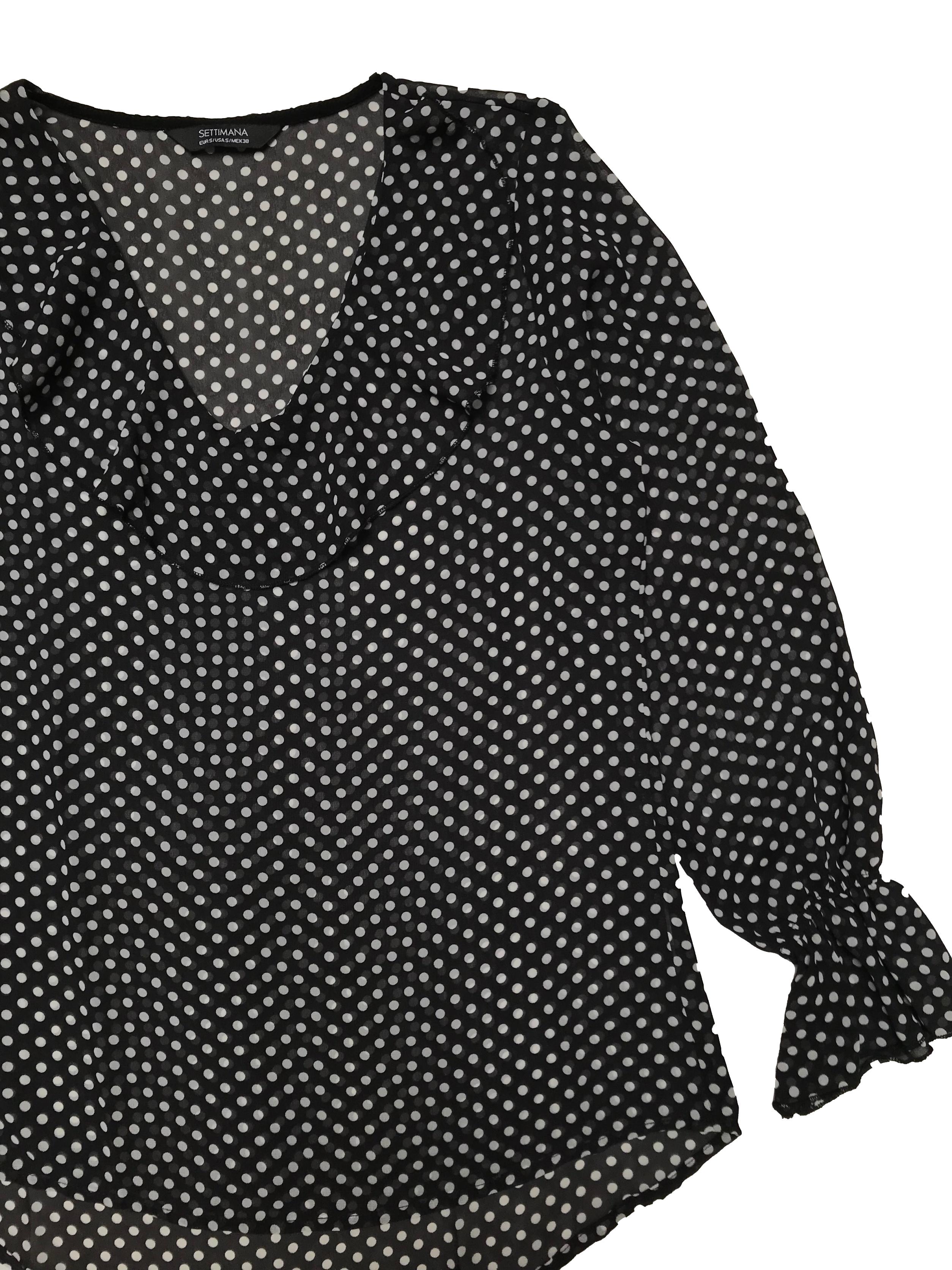 Blusa Settimana de gasa negra con lunares blancos, cuello en V con volante, elástico en los puños. Ancho 98cm Largo 60-70cm