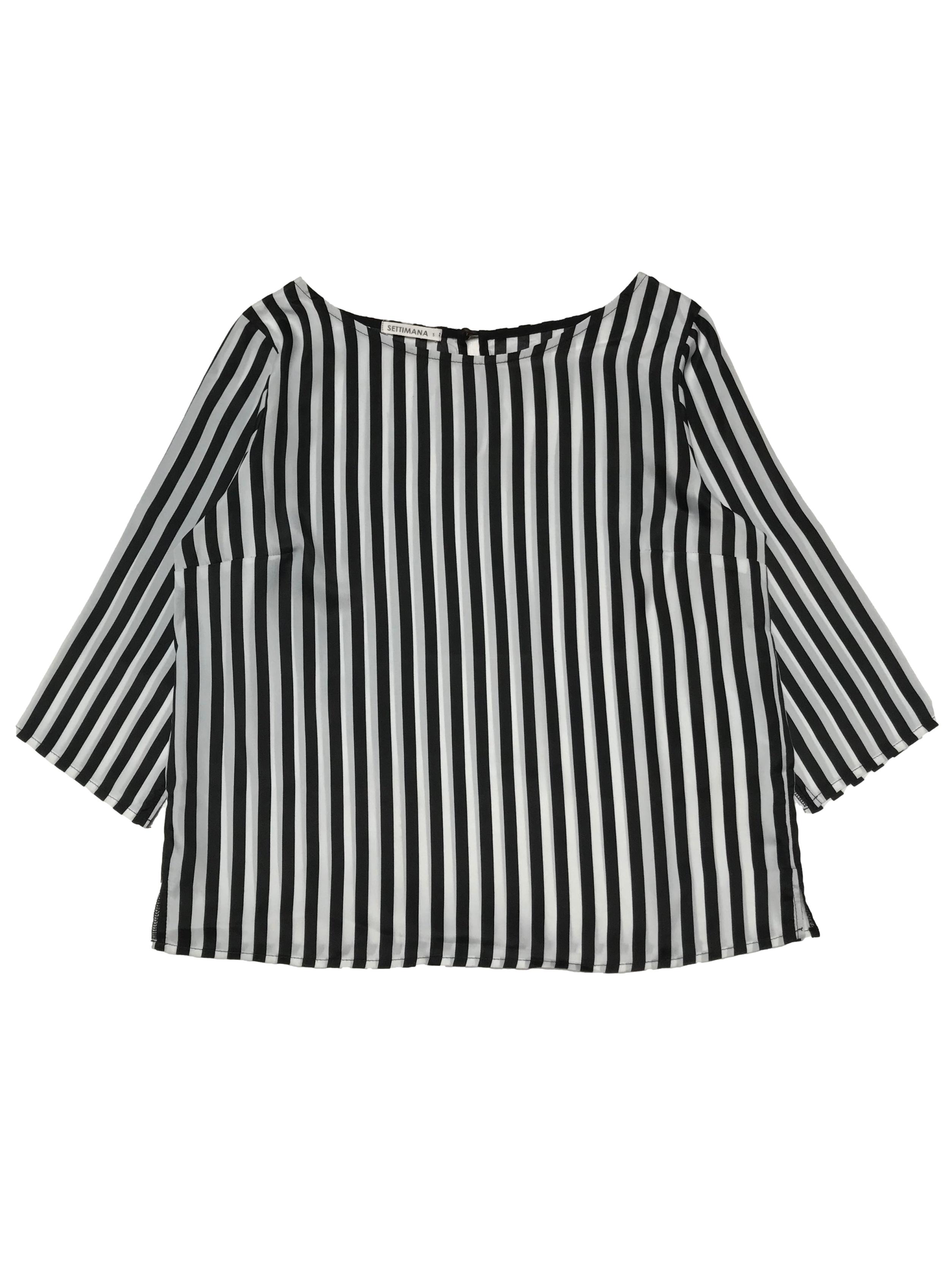 Blusa Settimana a rayas blancas y negras, manga 3/4, cuello con botón posterior. Ancho 98cm Largo 55cm