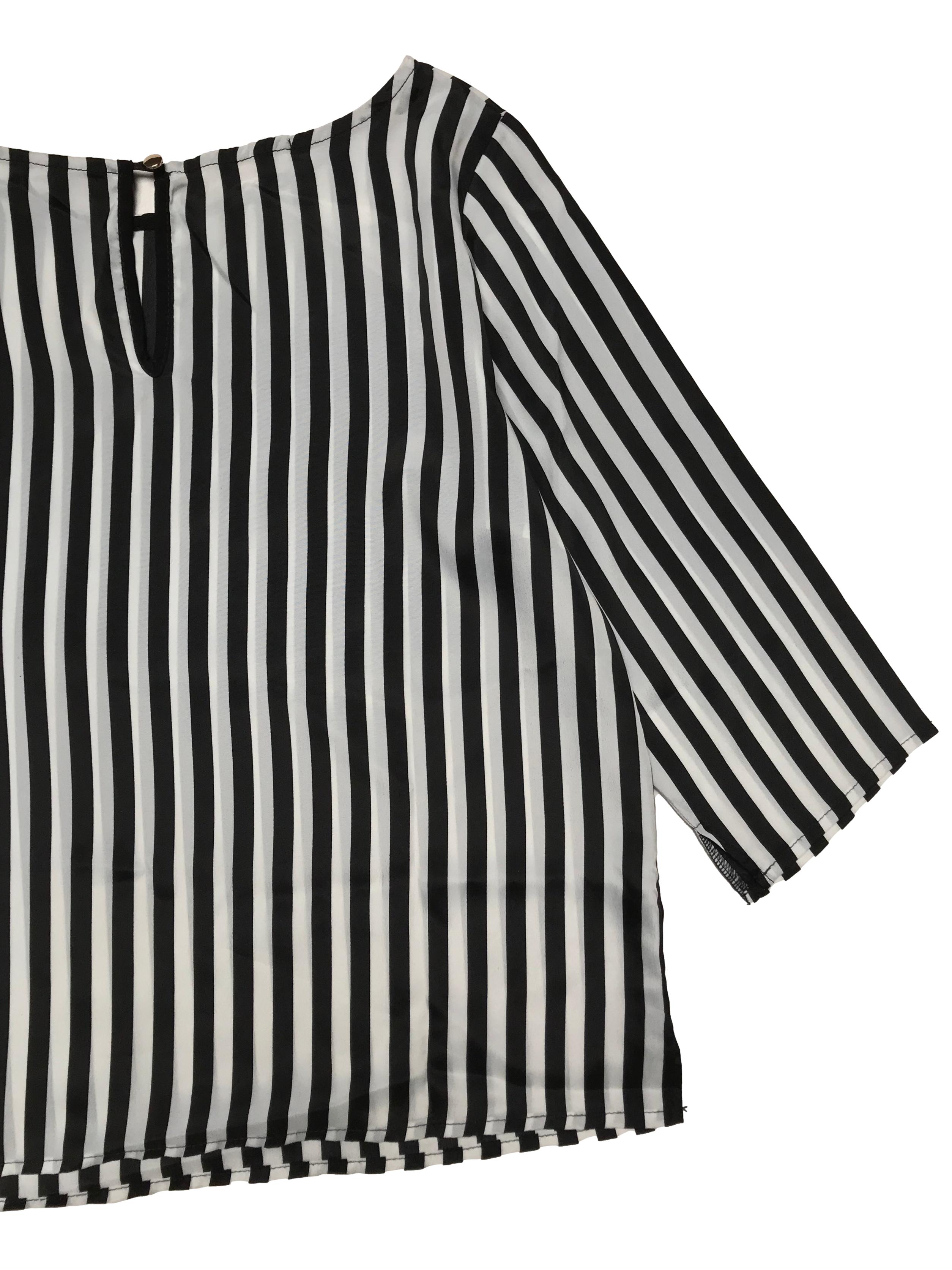 Blusa Settimana a rayas blancas y negras, manga 3/4, cuello con botón posterior. Ancho 98cm Largo 55cm