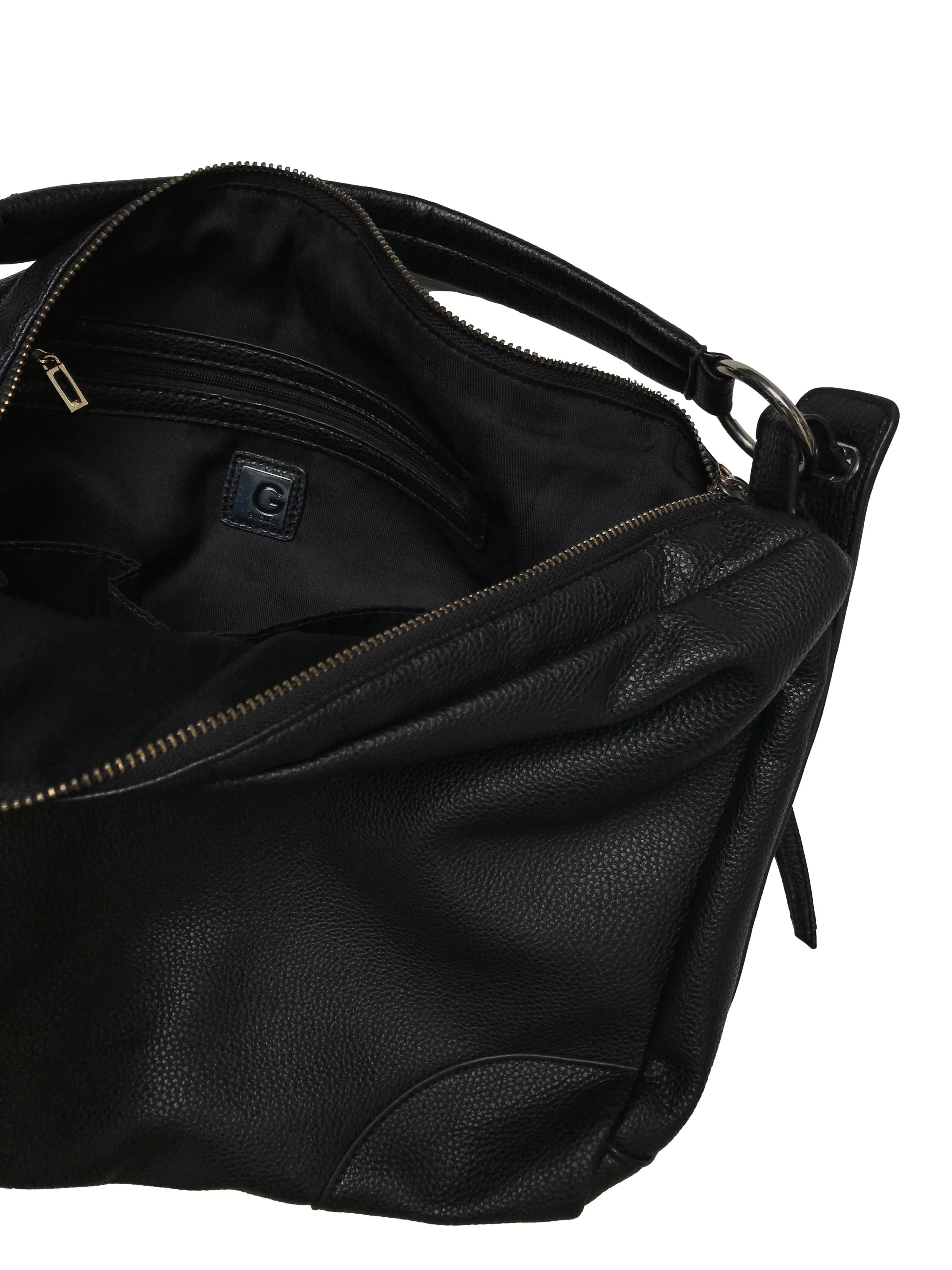 Bolso G by Guess de cuerina negra, gran compartimento con cierre y bolsillos internos, zippers con jalador de cuerina (le falta uno). Estado 9/10. Medidas 37x29x10cm