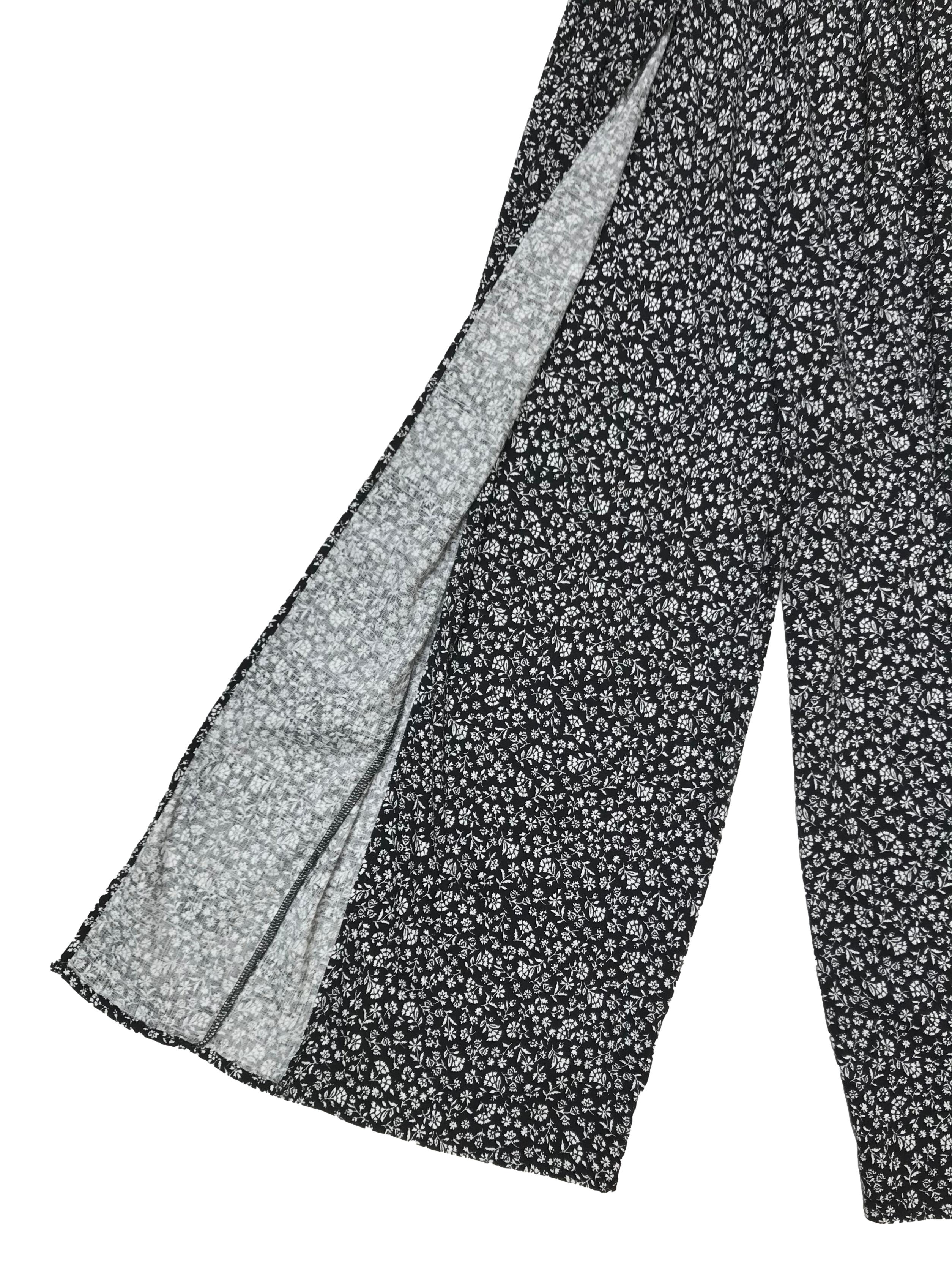 Pantalón Nebula culotte al tobillo, modelo con aberturas a lo largo, tela fresca negra con florcitas blancas, a la cintura con pretina elástica. Largo  92cm. Nuevo con etiqueta, precio original S/ 109.9