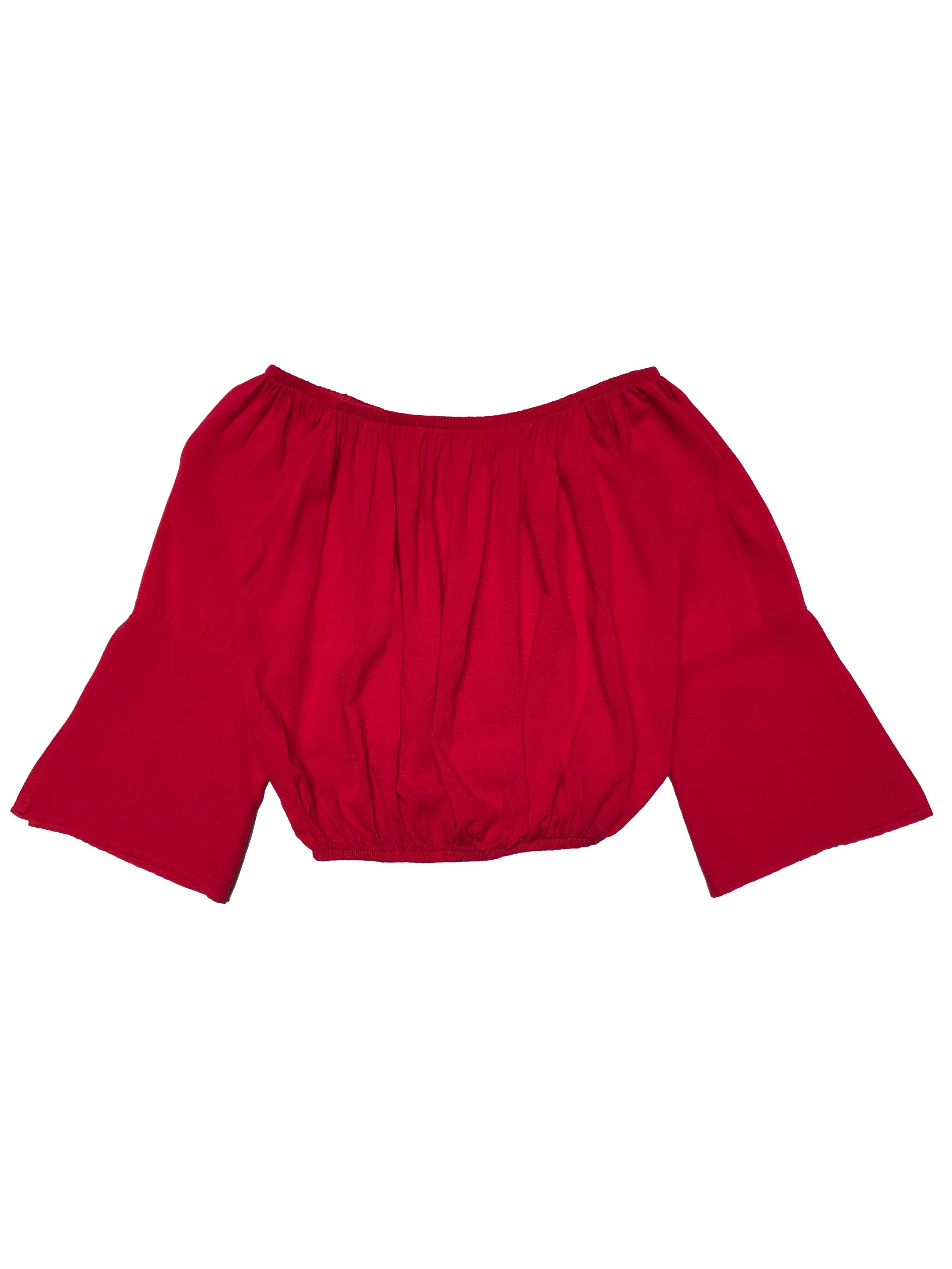 Blusa roja off shoulder con elastico en hombros y basta, mangas 3/4 con abertura. Largo 35cm. 